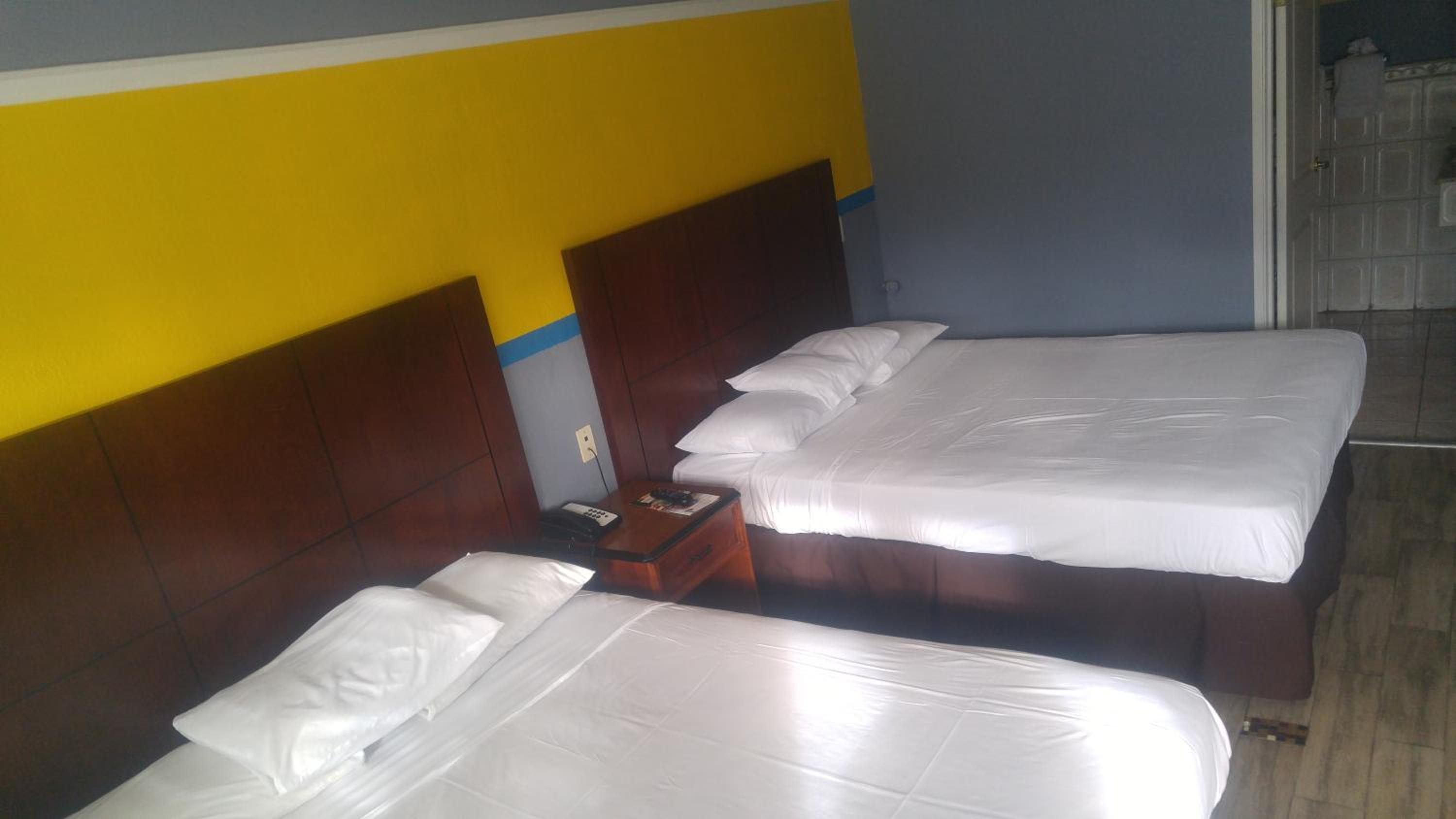 Queen Room with Two Queen Beds - Non-Smoking - Photo 7