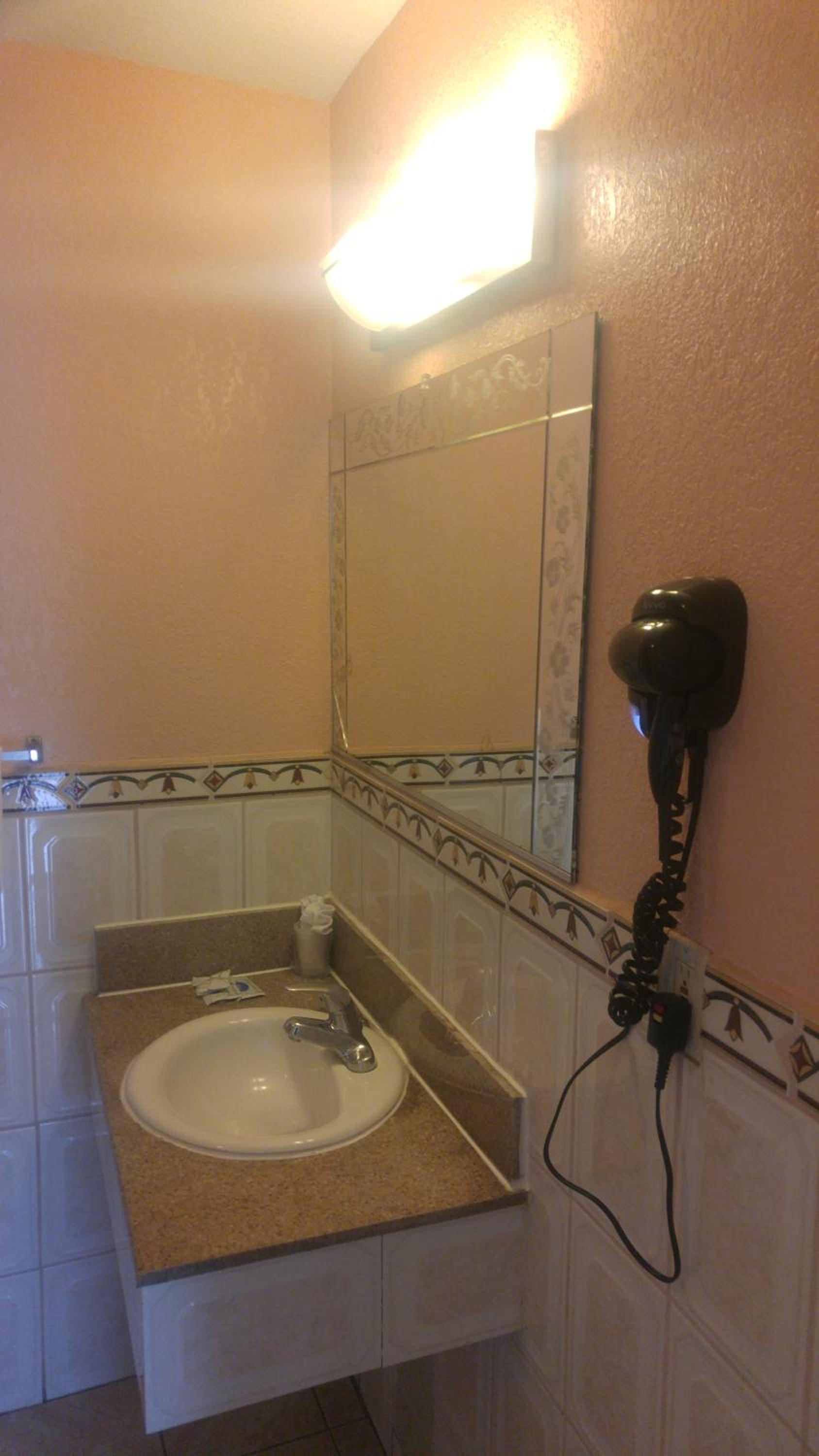 Queen Room with Two Queen Beds - Non-Smoking - Photo 5
