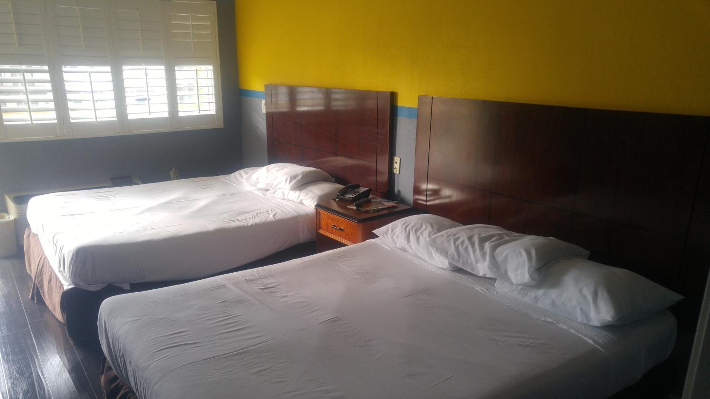 Queen Room with Two Queen Beds - Non-Smoking - Photo 3