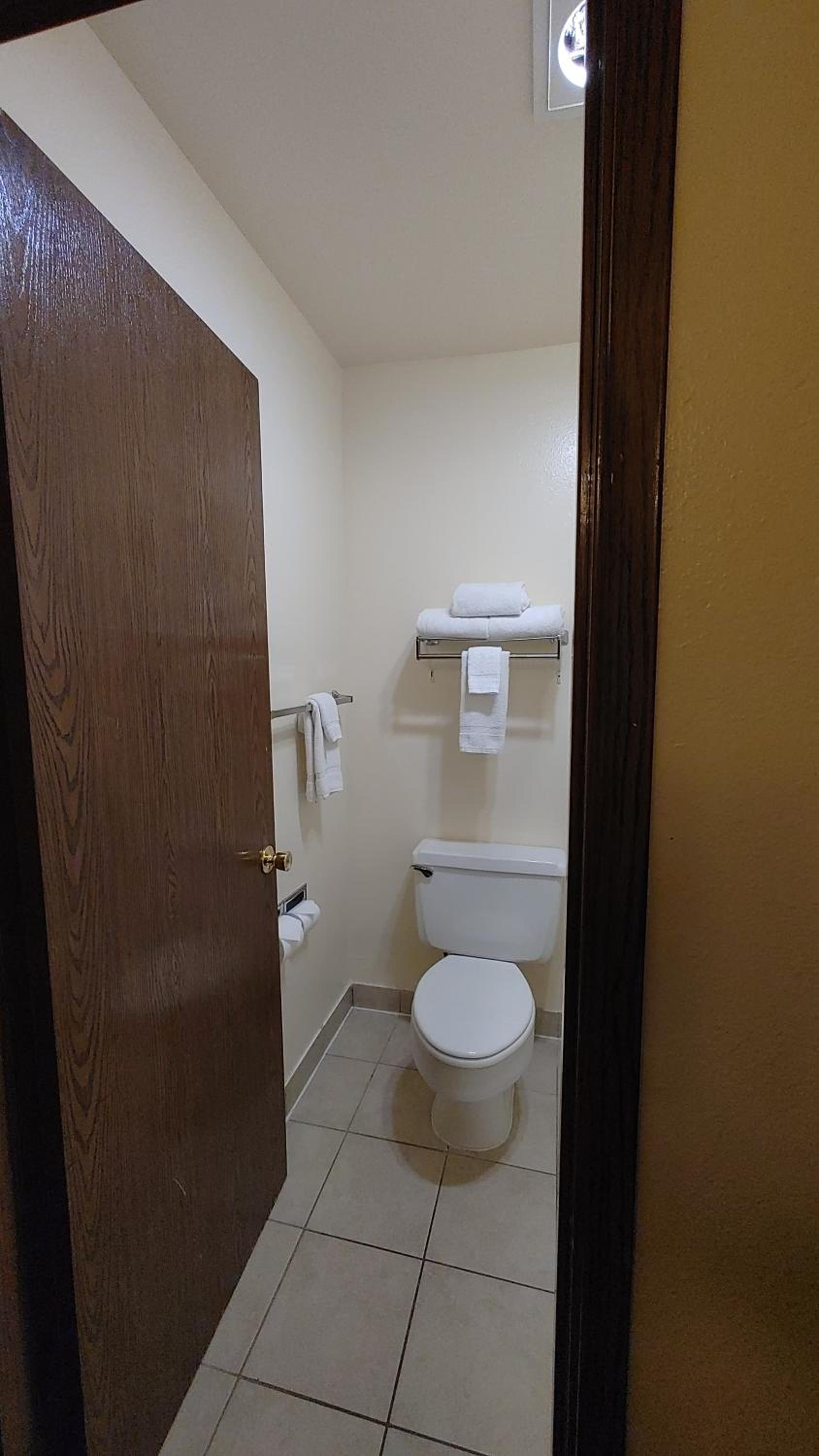 Queen Room - Pet Friendly/Non-Smoking