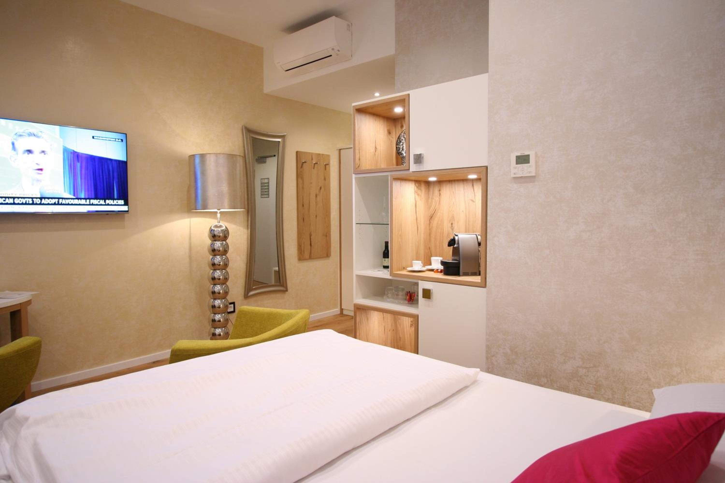 Deluxe Double Room - Photo 7