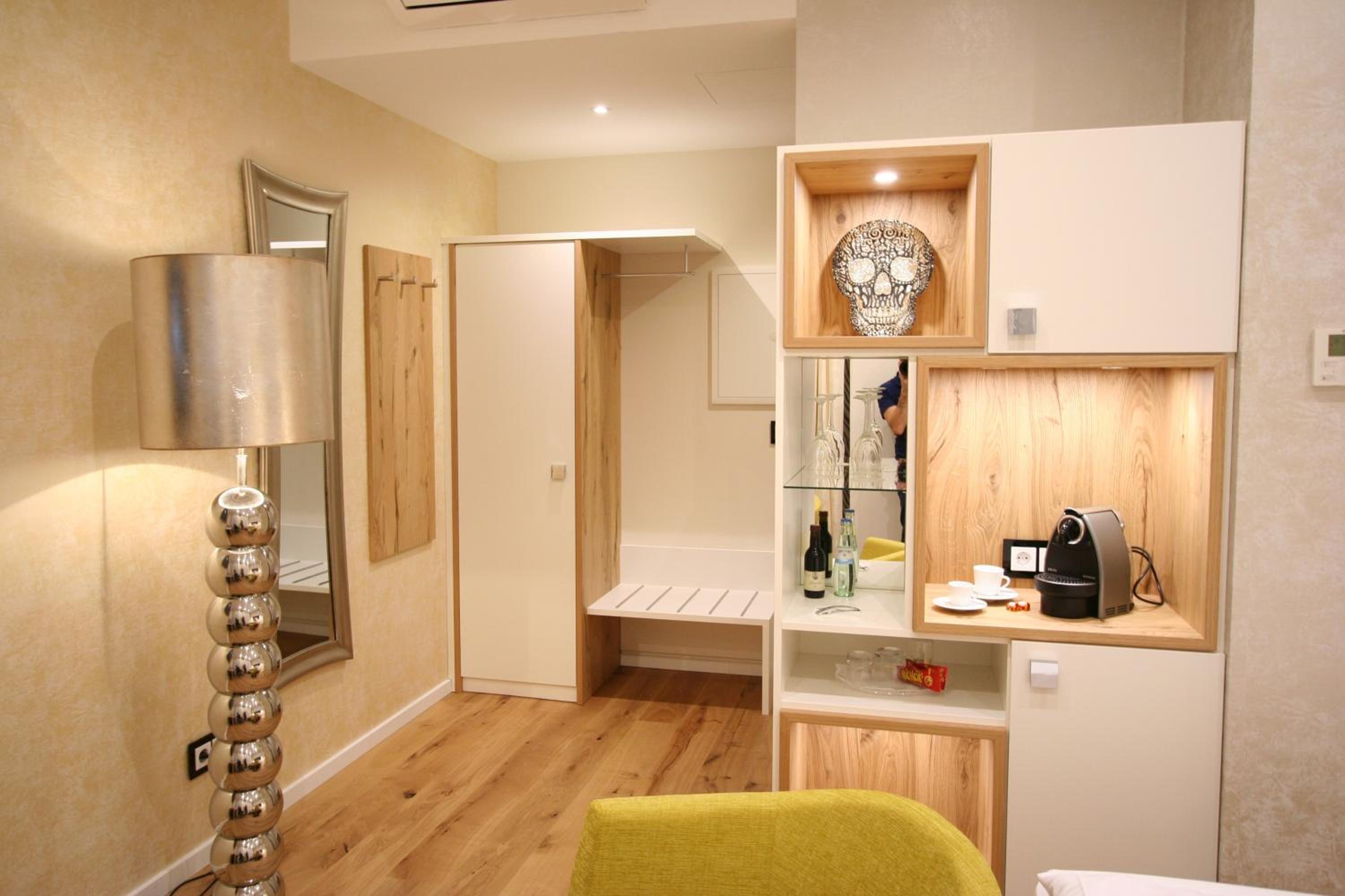 Deluxe Double Room - Photo 9