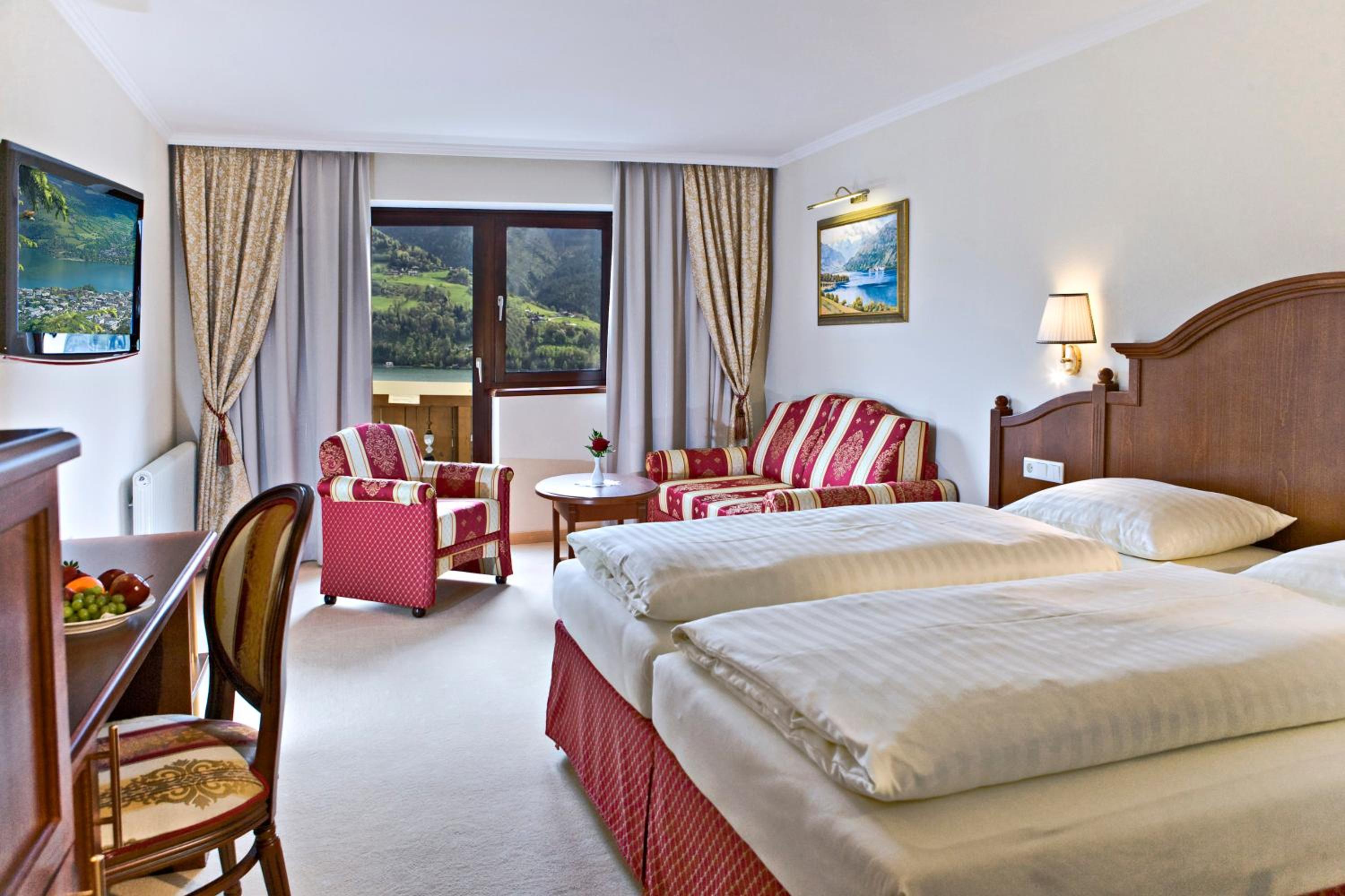 Junior Suite with Balcony and Lake View photo 1