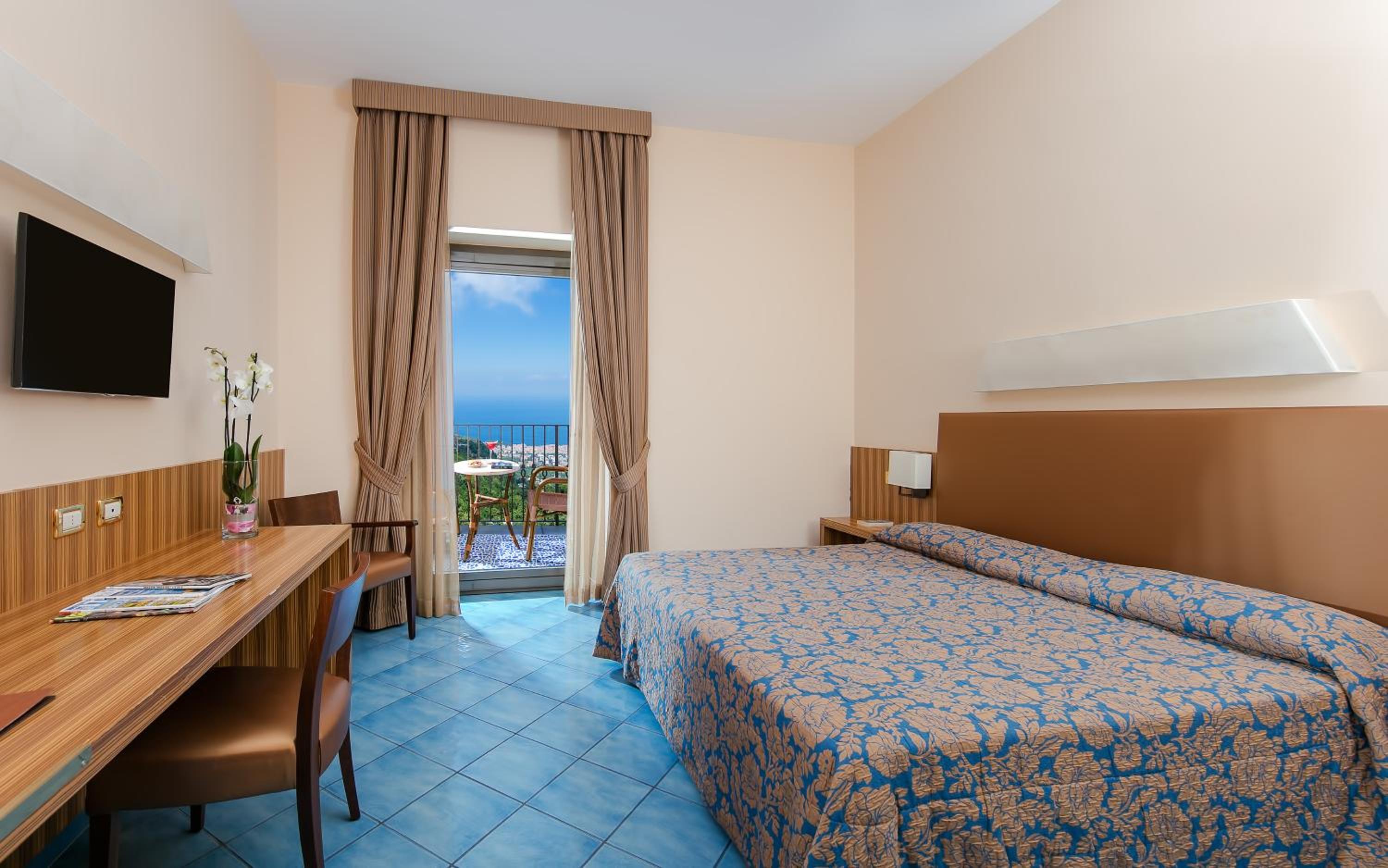 Double Room with Sea View - Photo 3