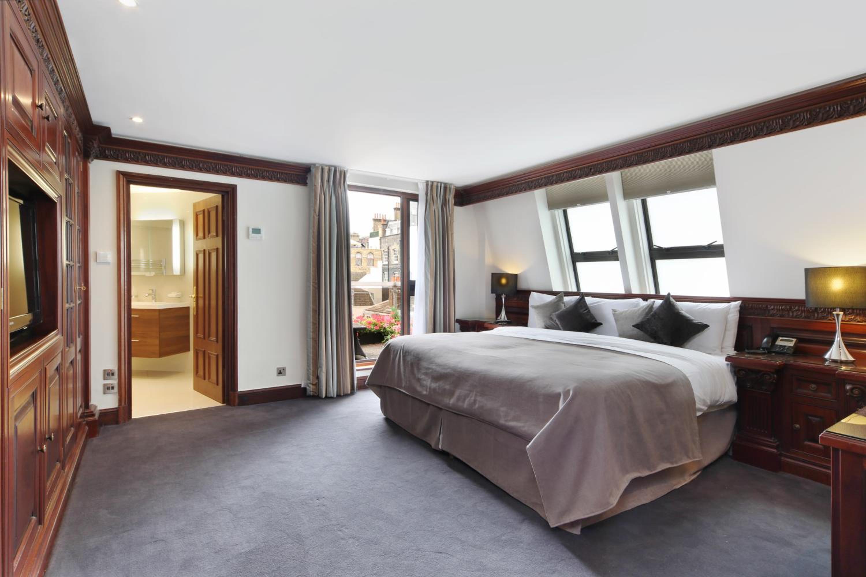 Penthouse Apartment - City View