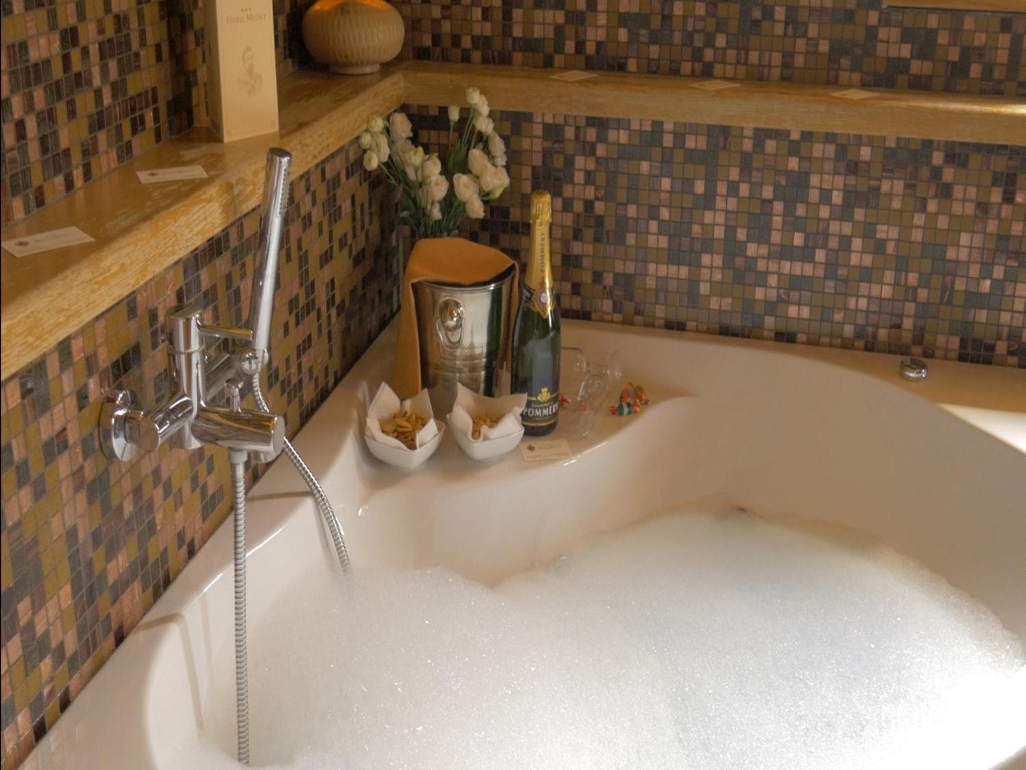 King Suite with Spa Bath - Photo 3