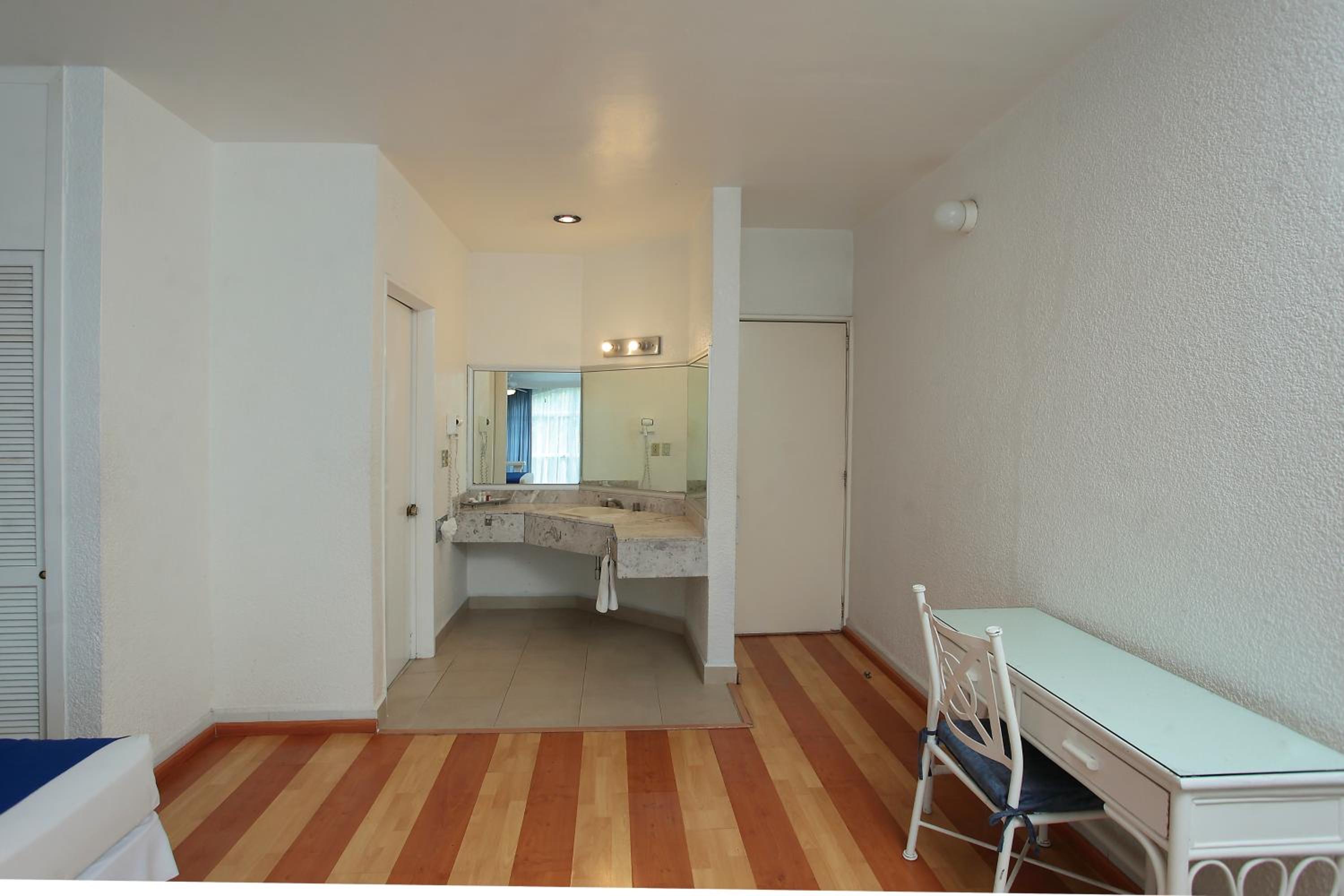 Suite - Photo 3