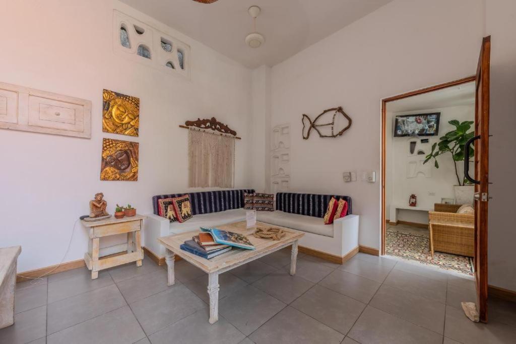 Five-Bedroom House photo 2