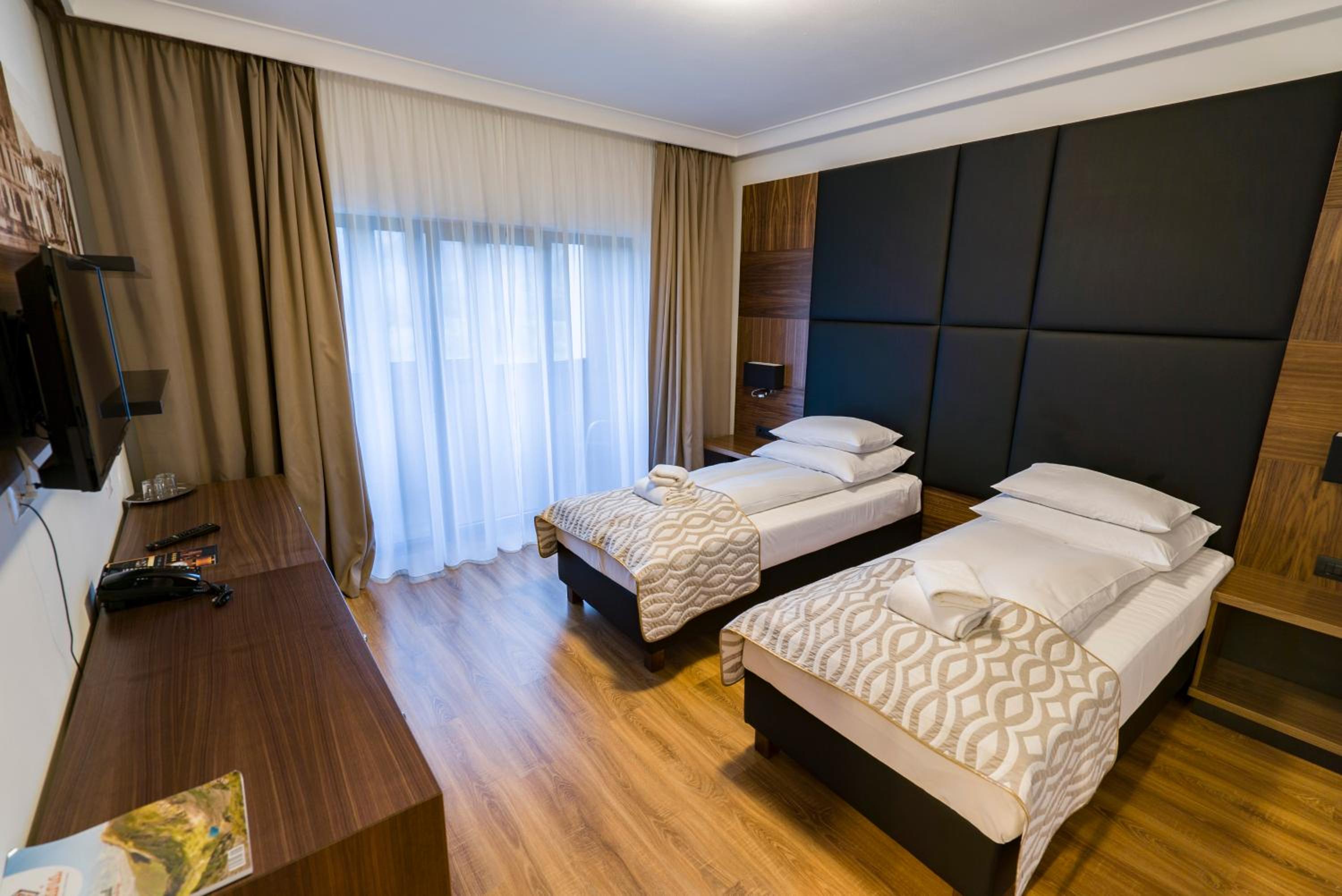 Twin Room with Balcony - Photo 4