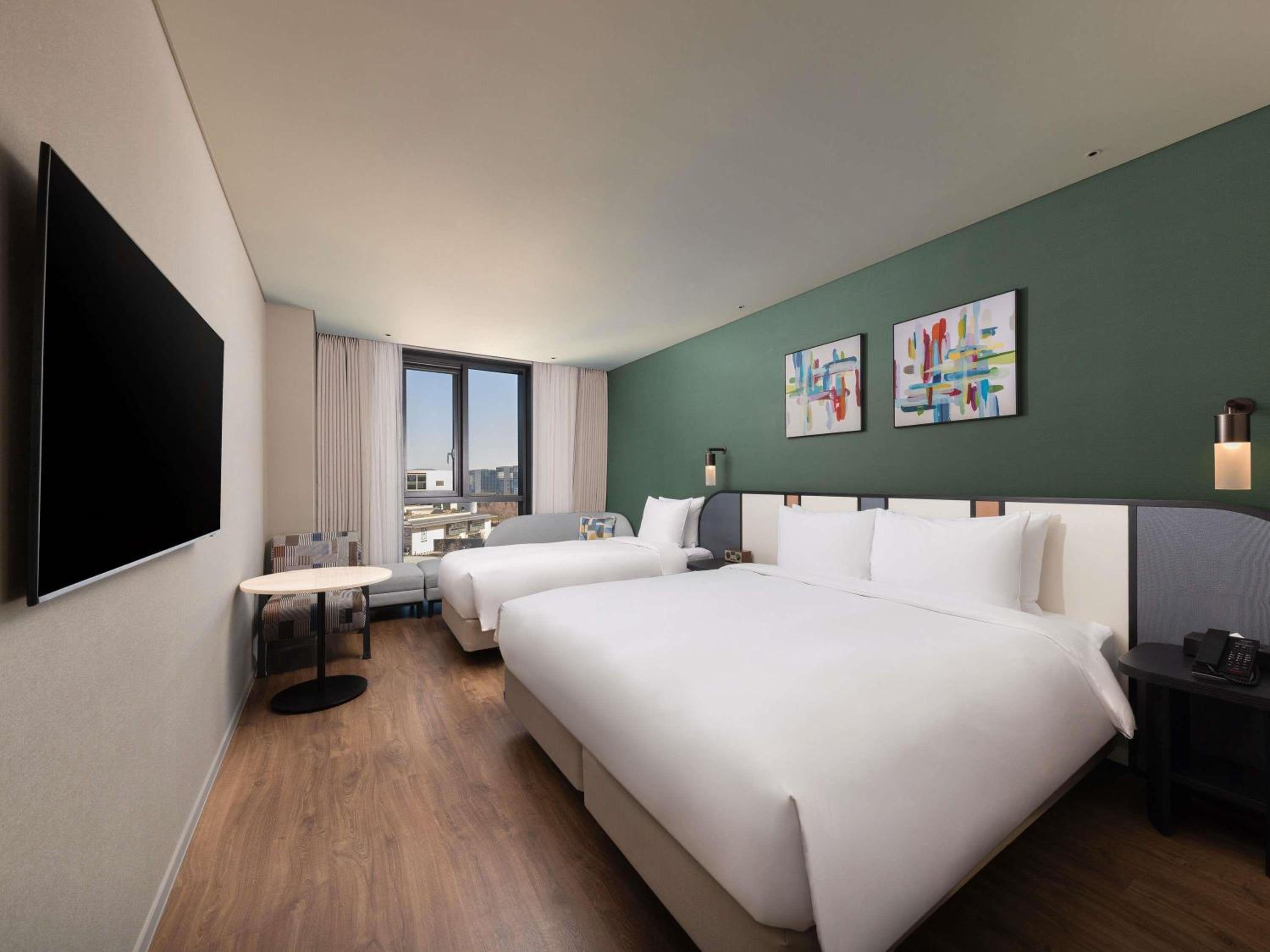 Deluxe Room with One King Bed and One Single Bed