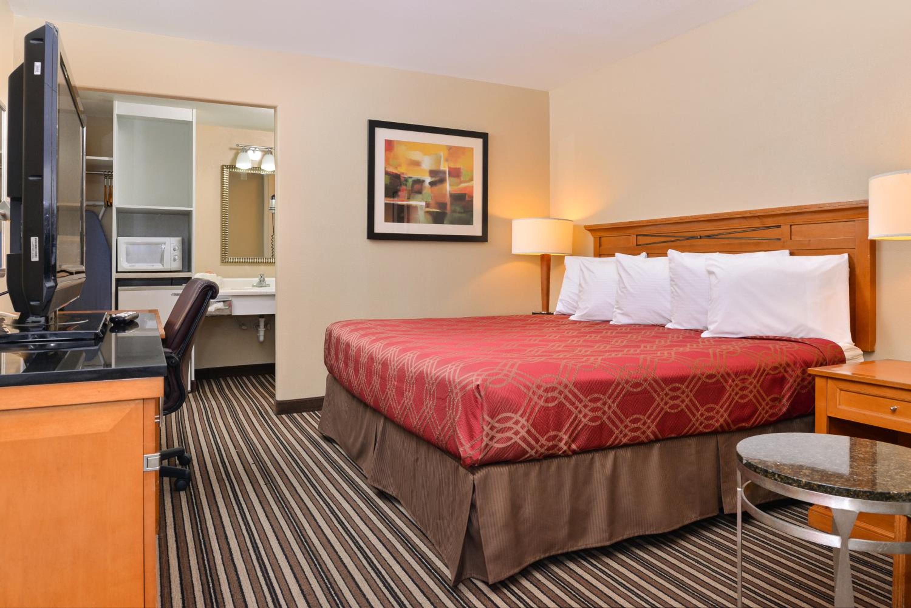 King Room - Non-Smoking - Photo 5