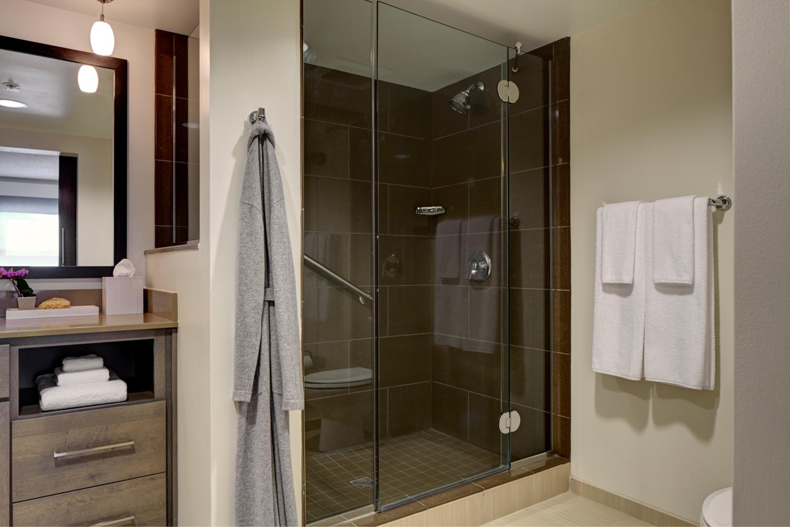 One-Bedroom King Suite - Photo 8