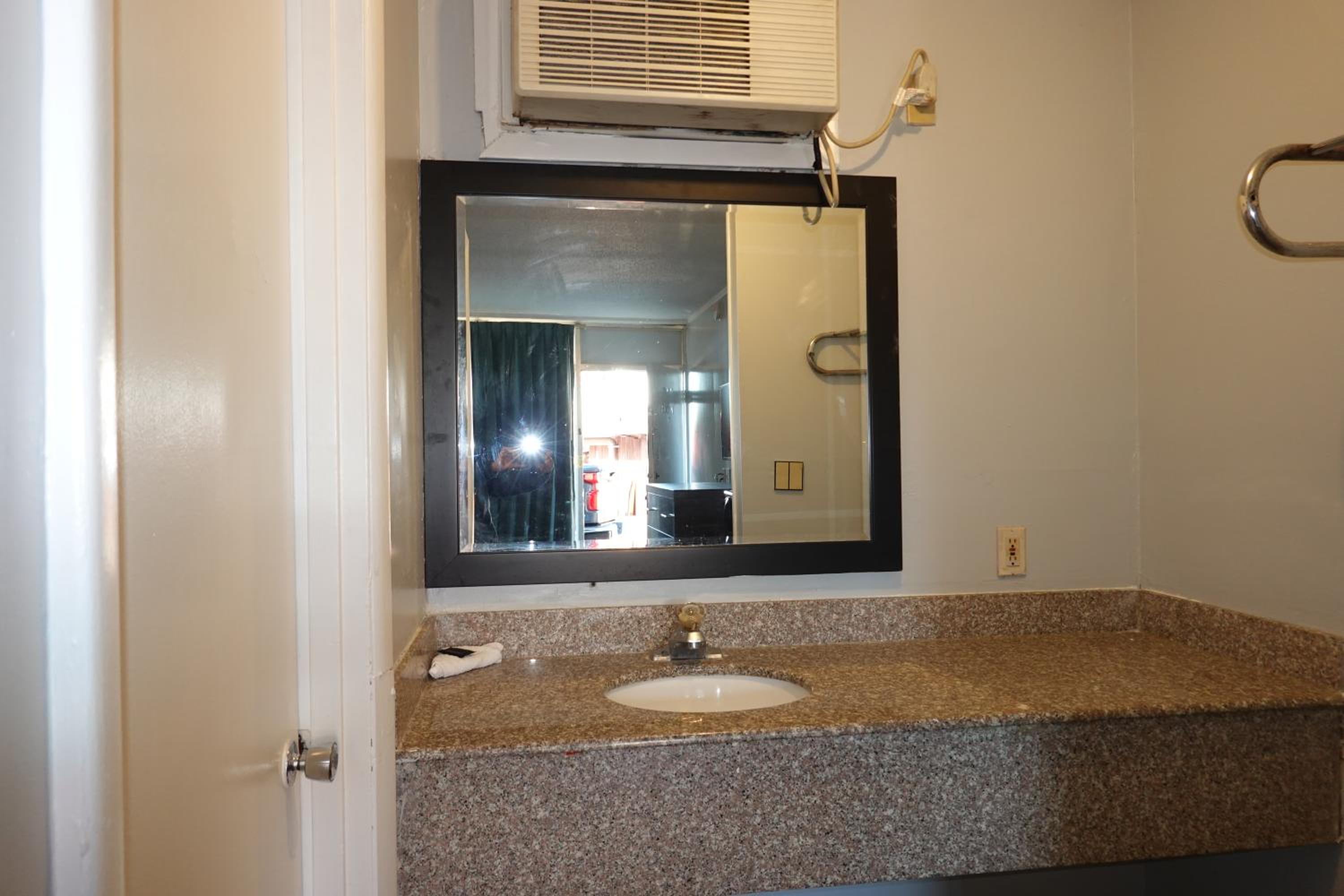 Standard Queen Room - Photo 5
