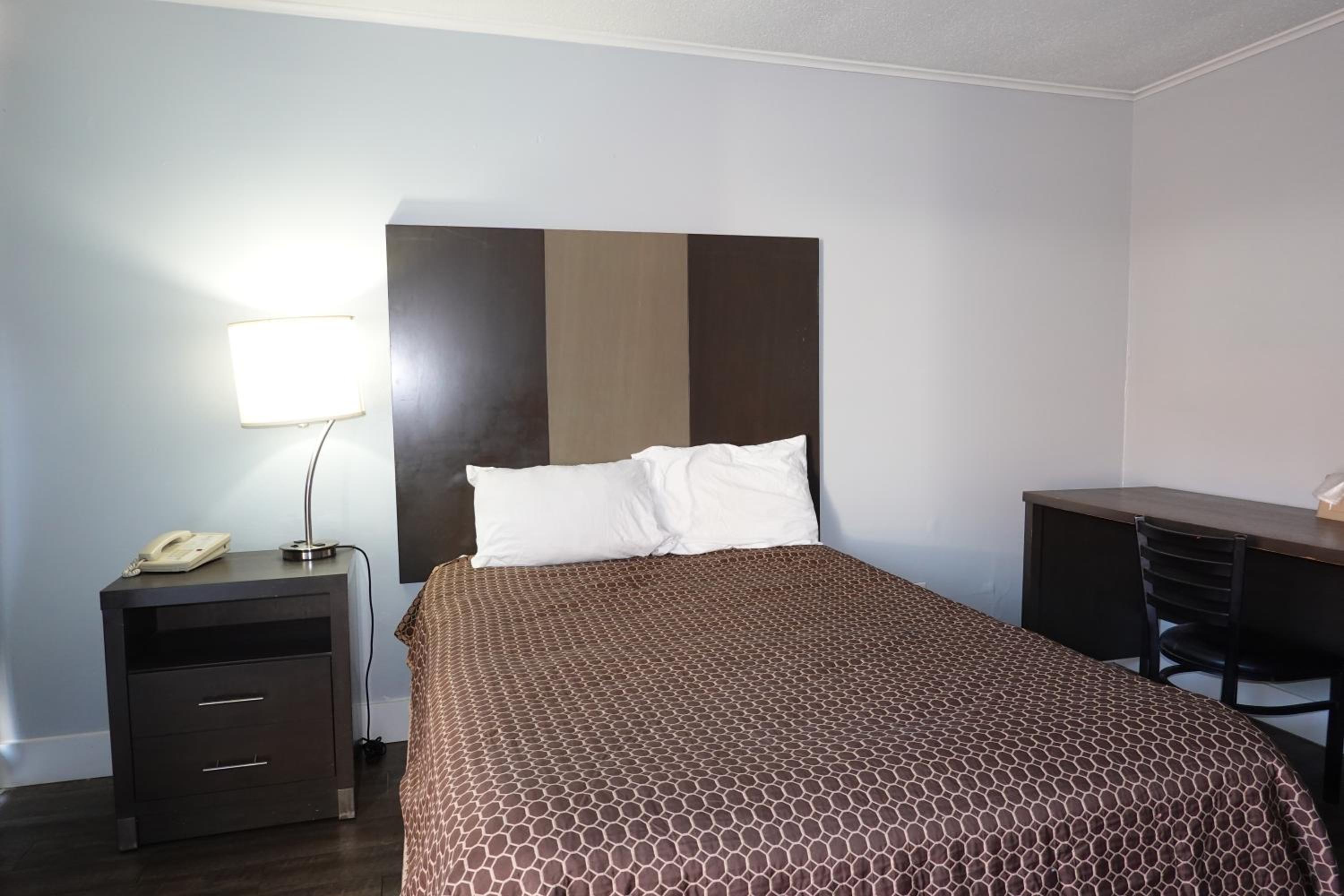 Standard Queen Room - Photo 6