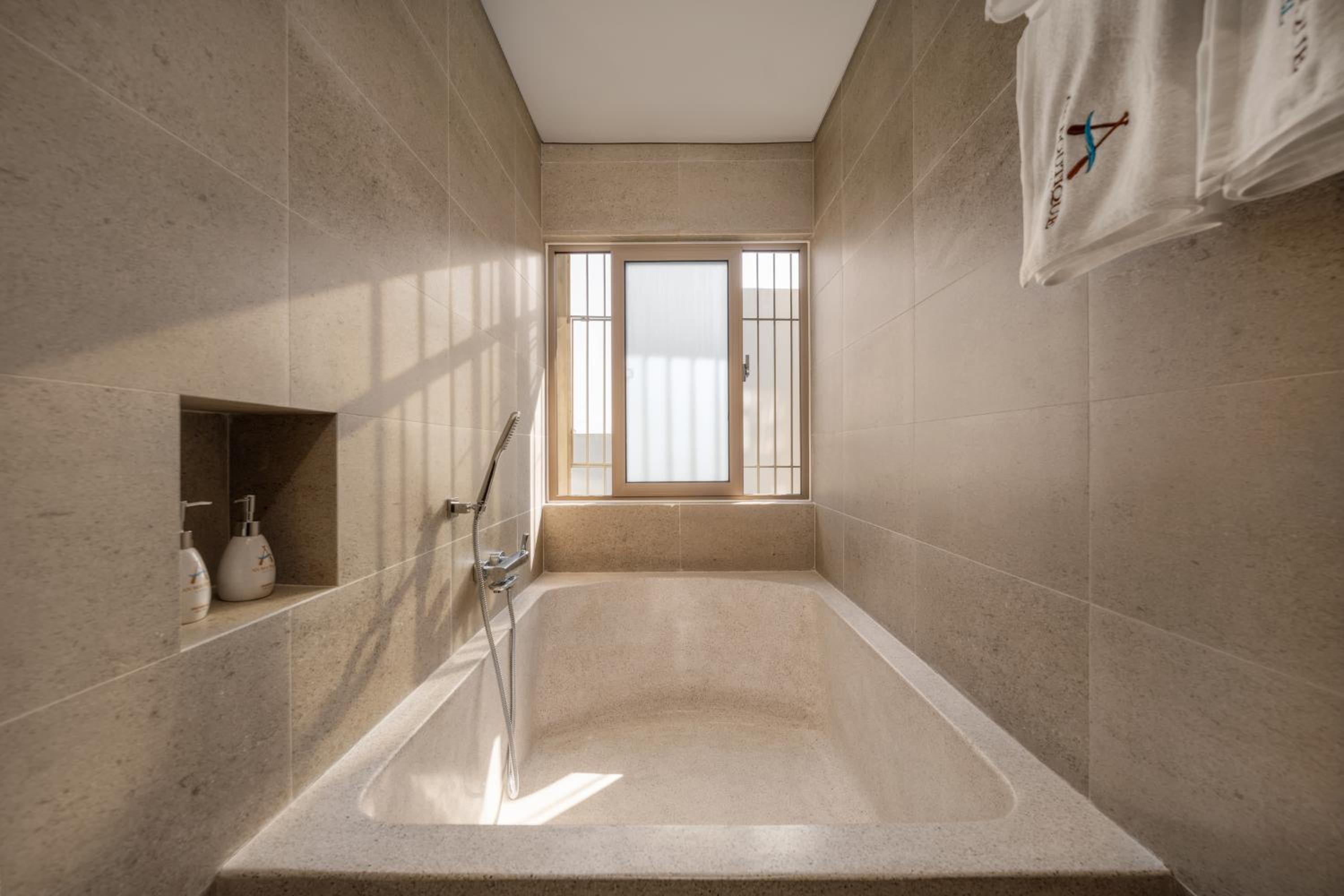 Deluxe King Suite photo 3