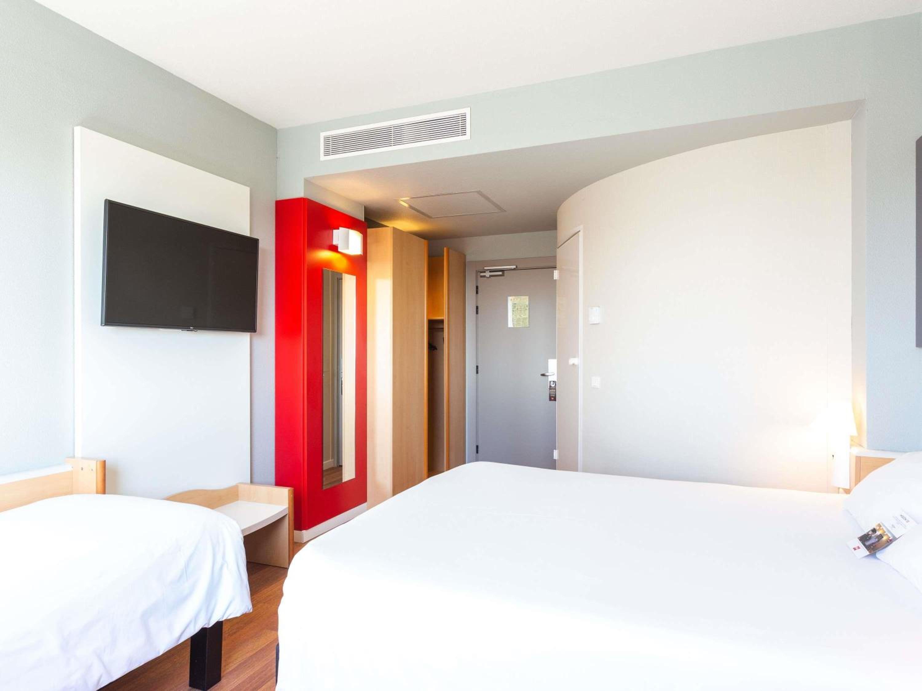 Superior Room with One Double Bed and One Single Bed - Photo 1