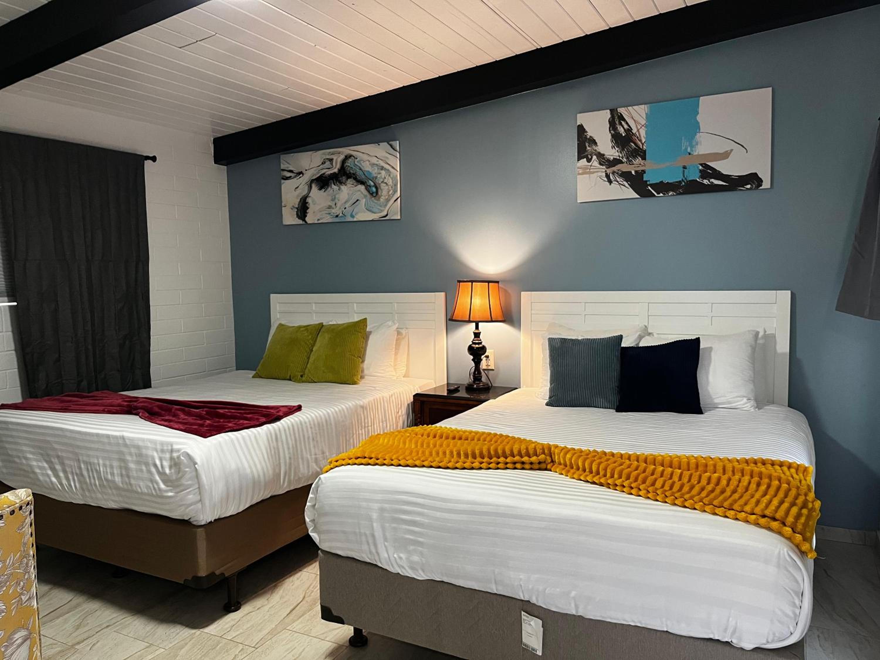 Queen Room with Two Queen Beds photo 1