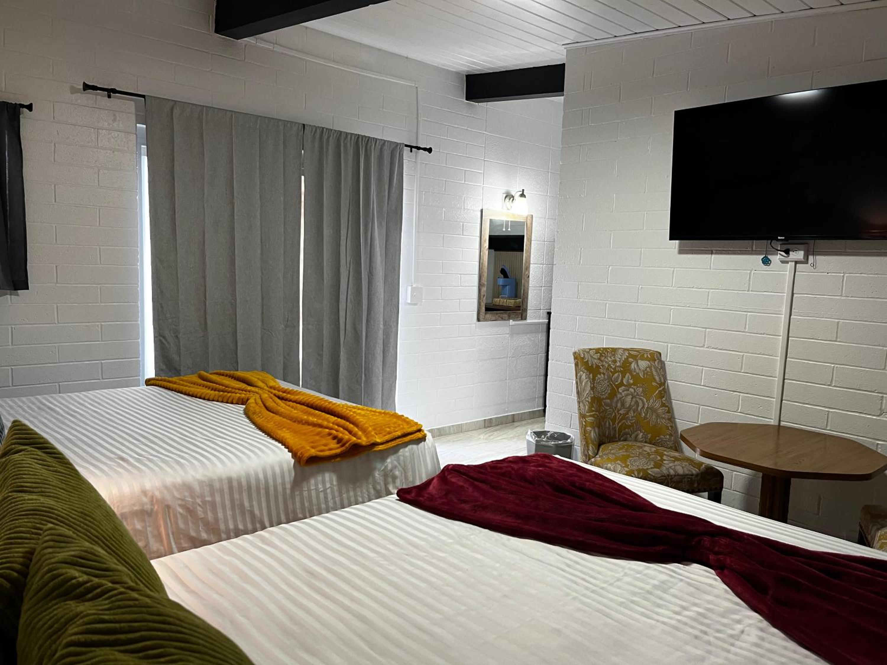 Queen Room with Two Queen Beds photo 3