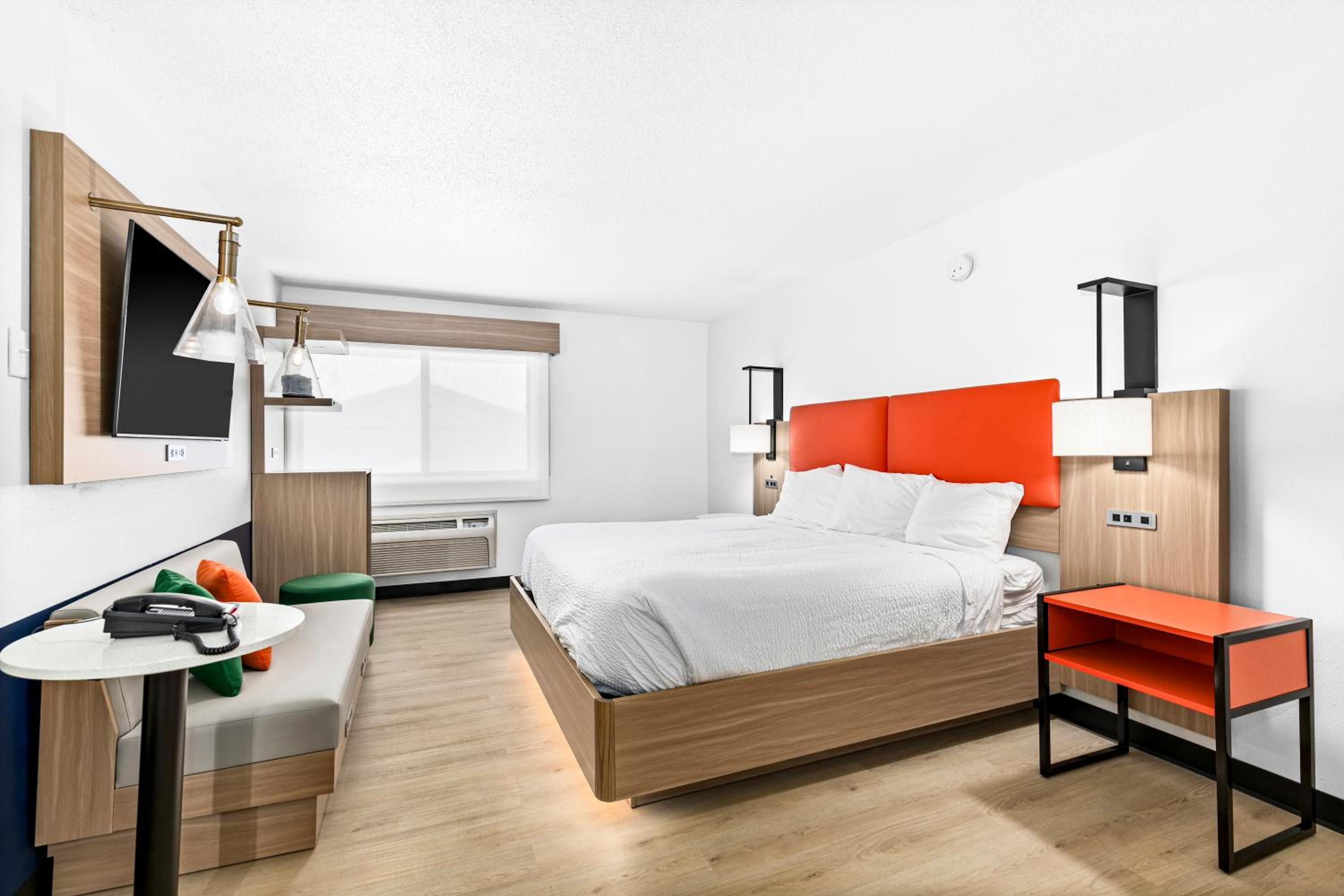 Standard King Room photo 1
