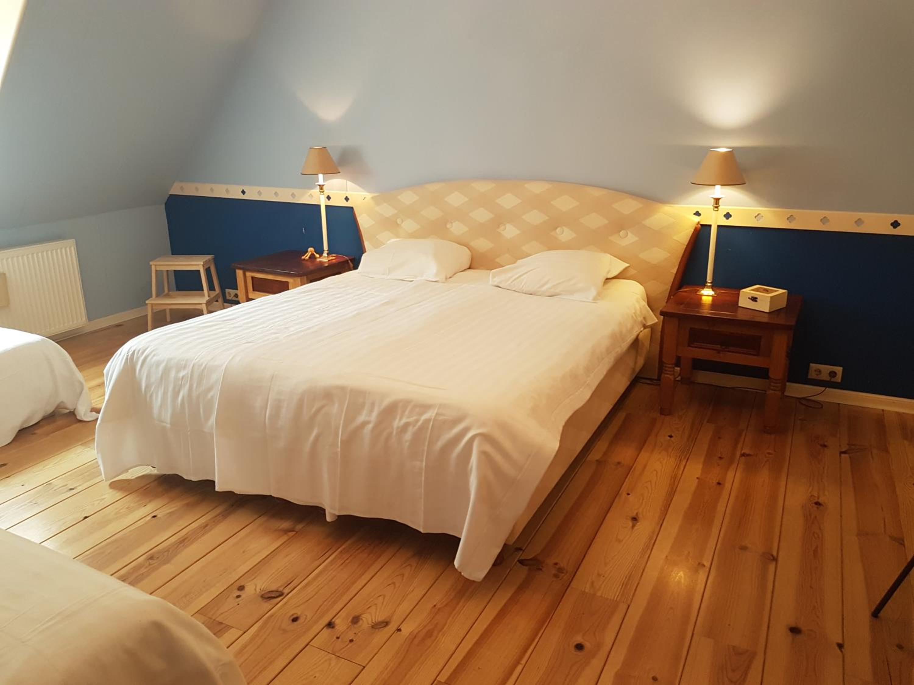 King Suite - Non-Smoking - Photo 7