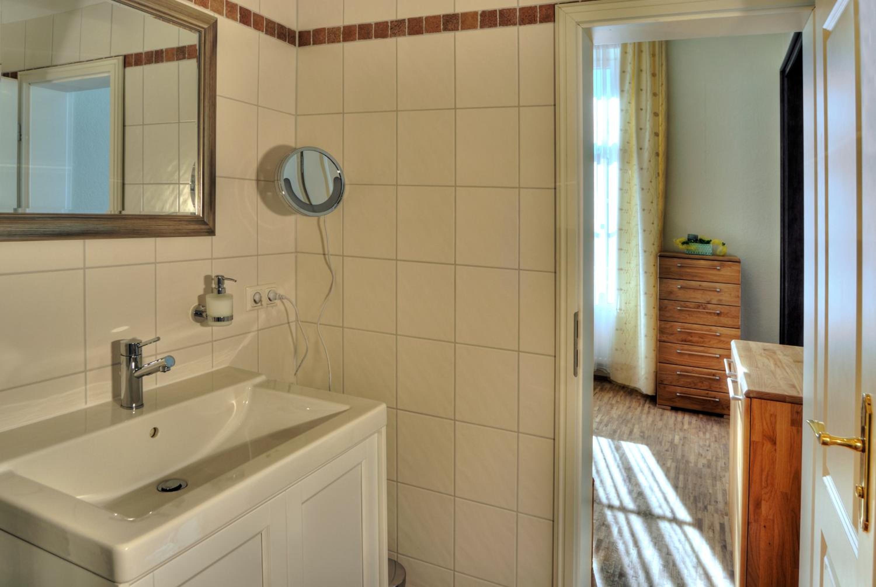One-Bedroom Apartment thumbnail 5