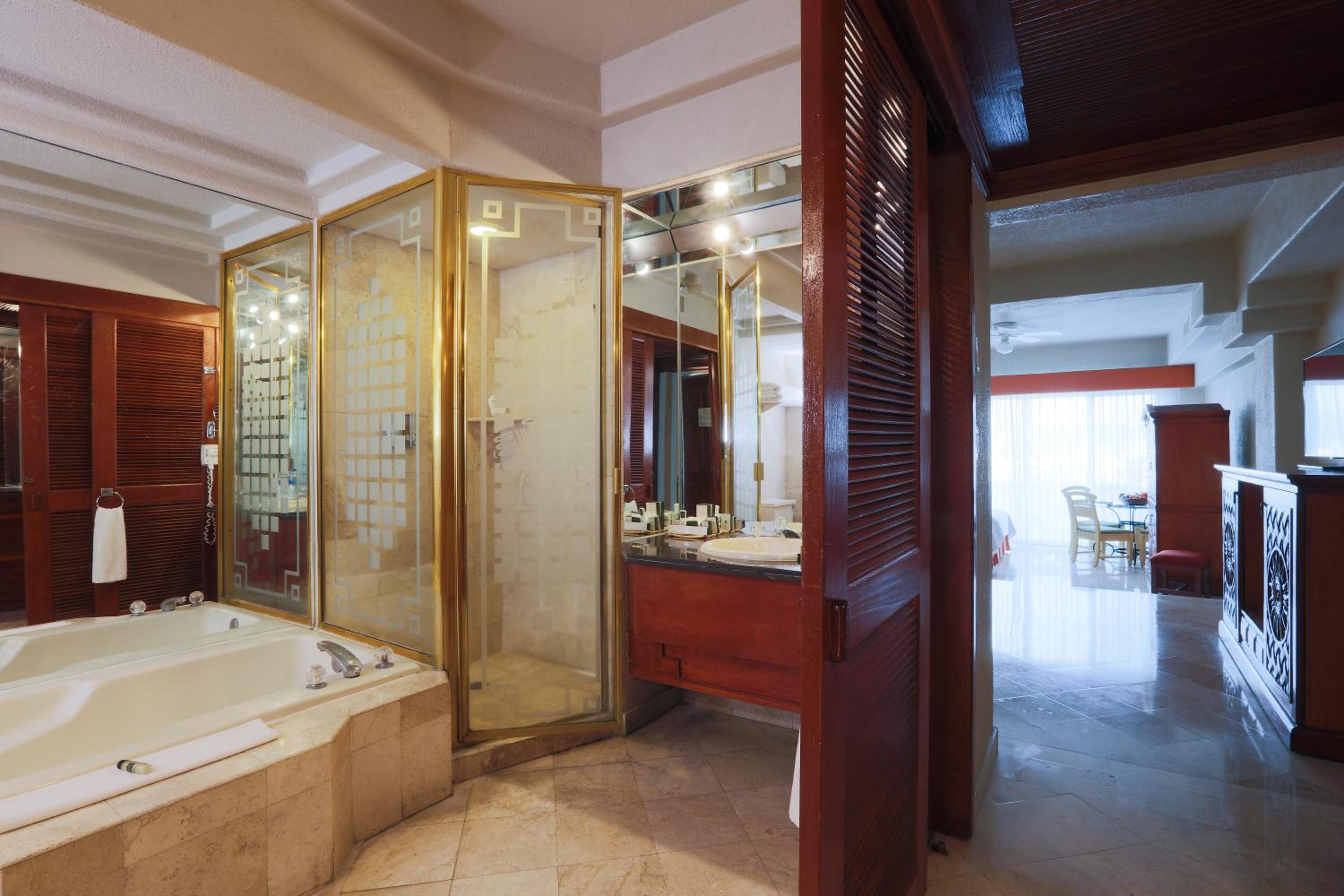 Junior Suite Deluxe with Ocean View (2 Adults + 2 Child) photo 2