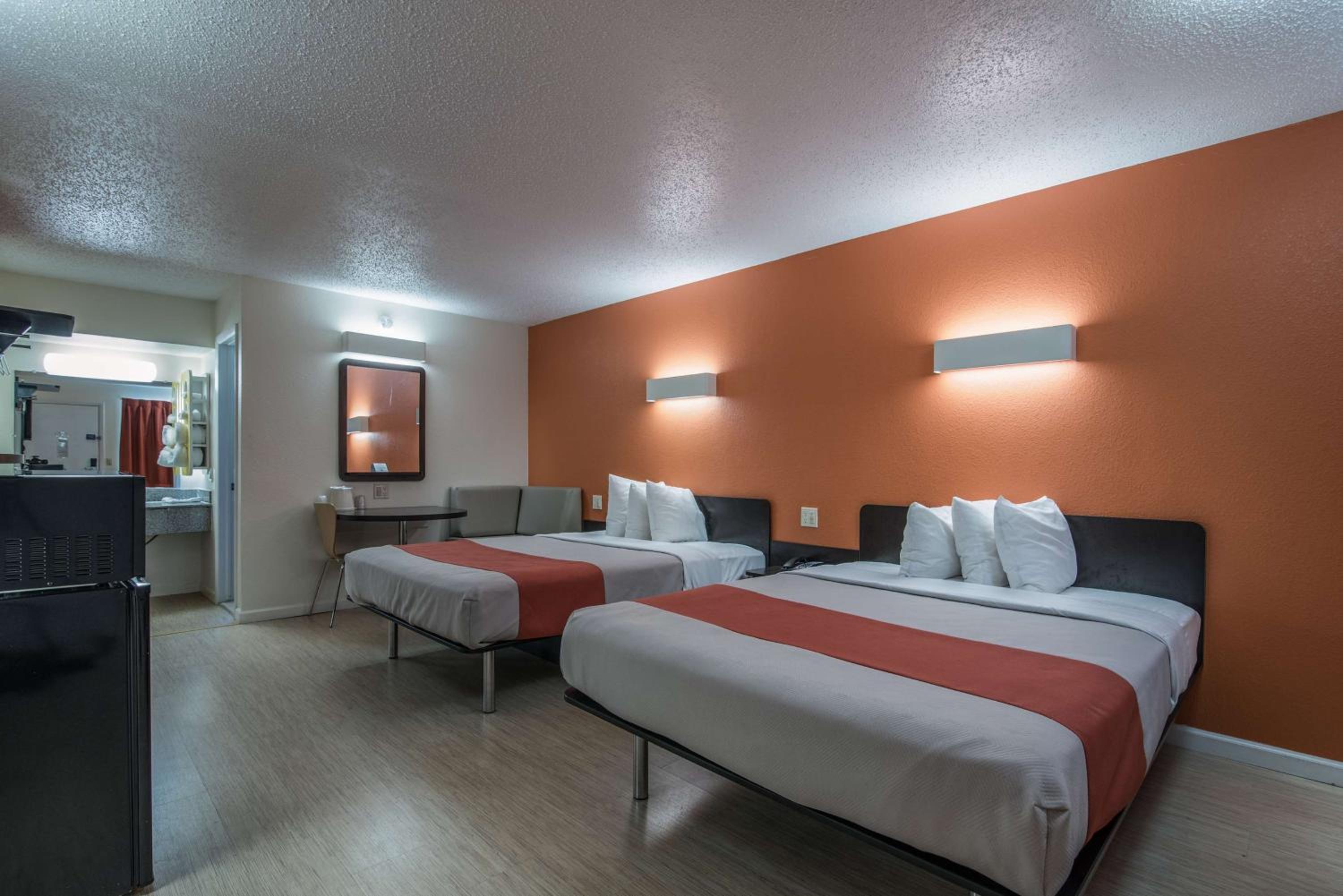 King Room - Non-Smoking - Photo 10