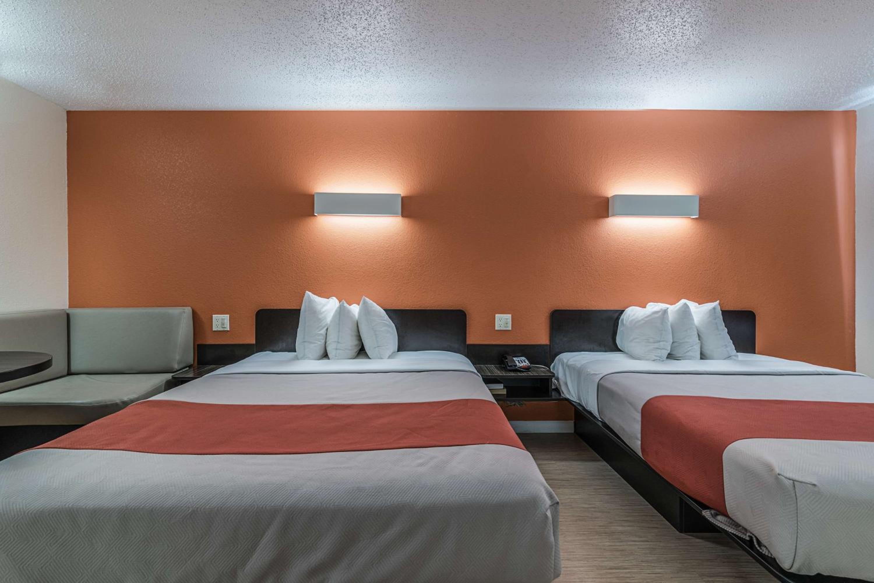 King Room - Non-Smoking - Photo 4
