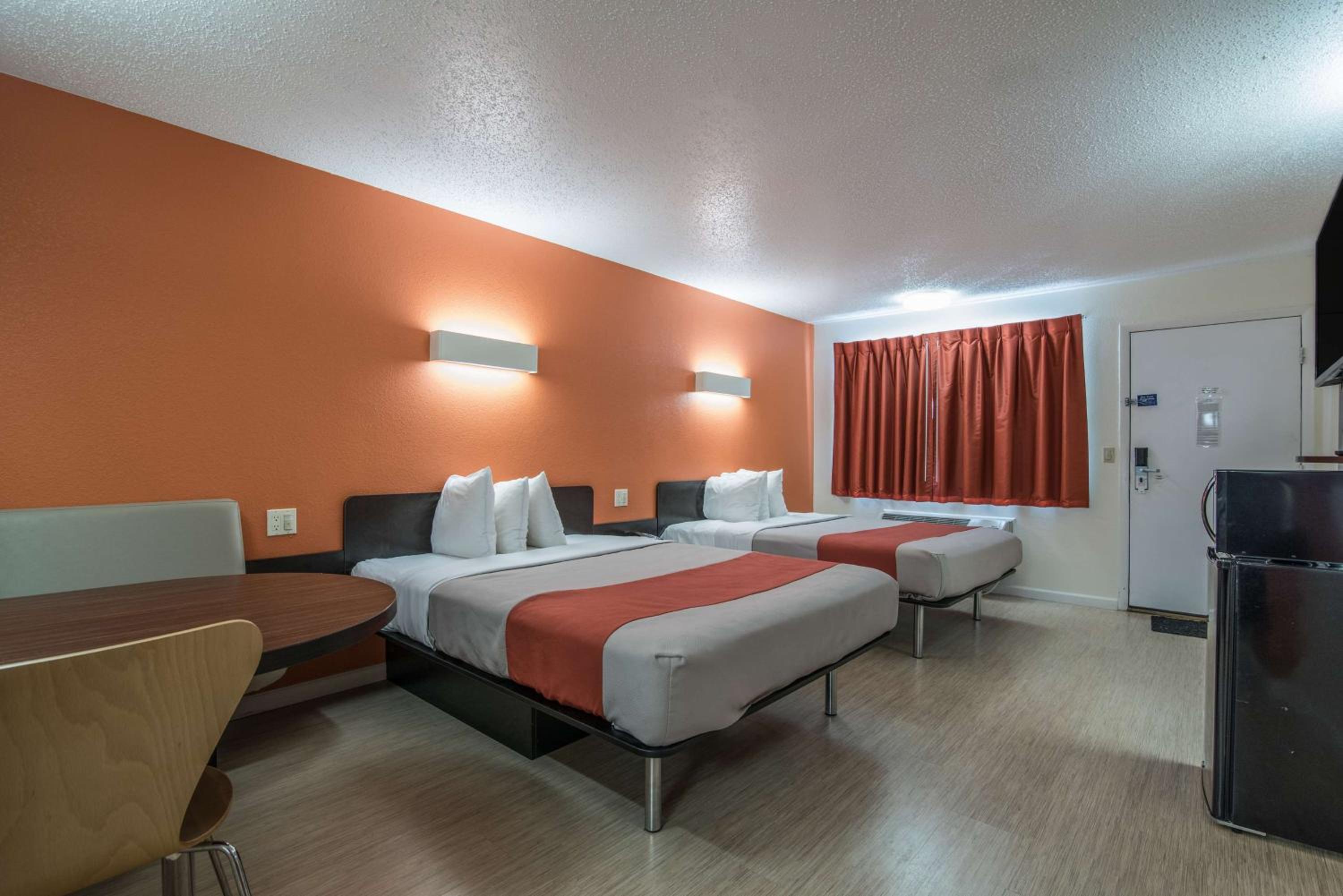King Room - Non-Smoking - Photo 5