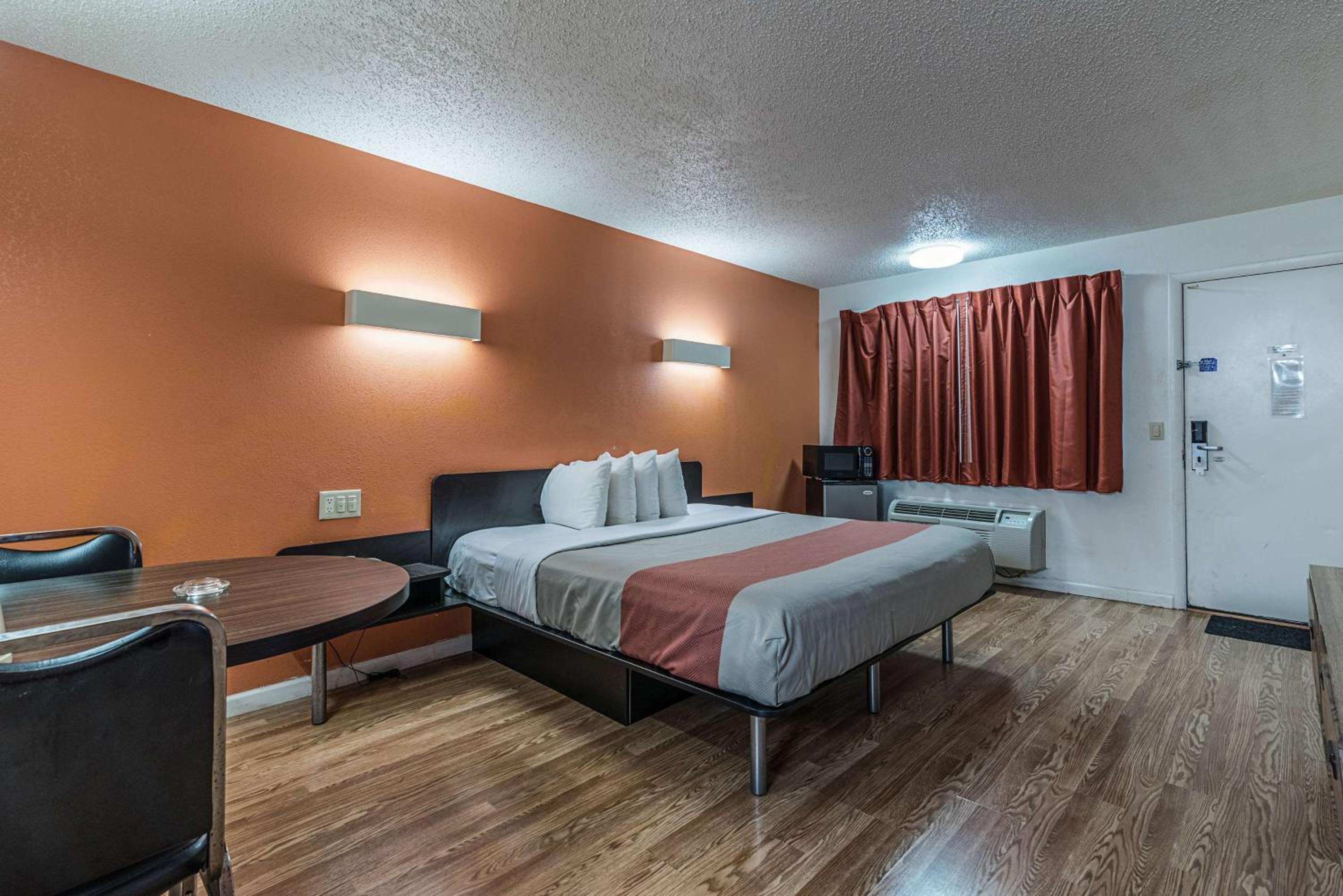 Queen Room with Two Queen Beds - Smoking - Photo 4
