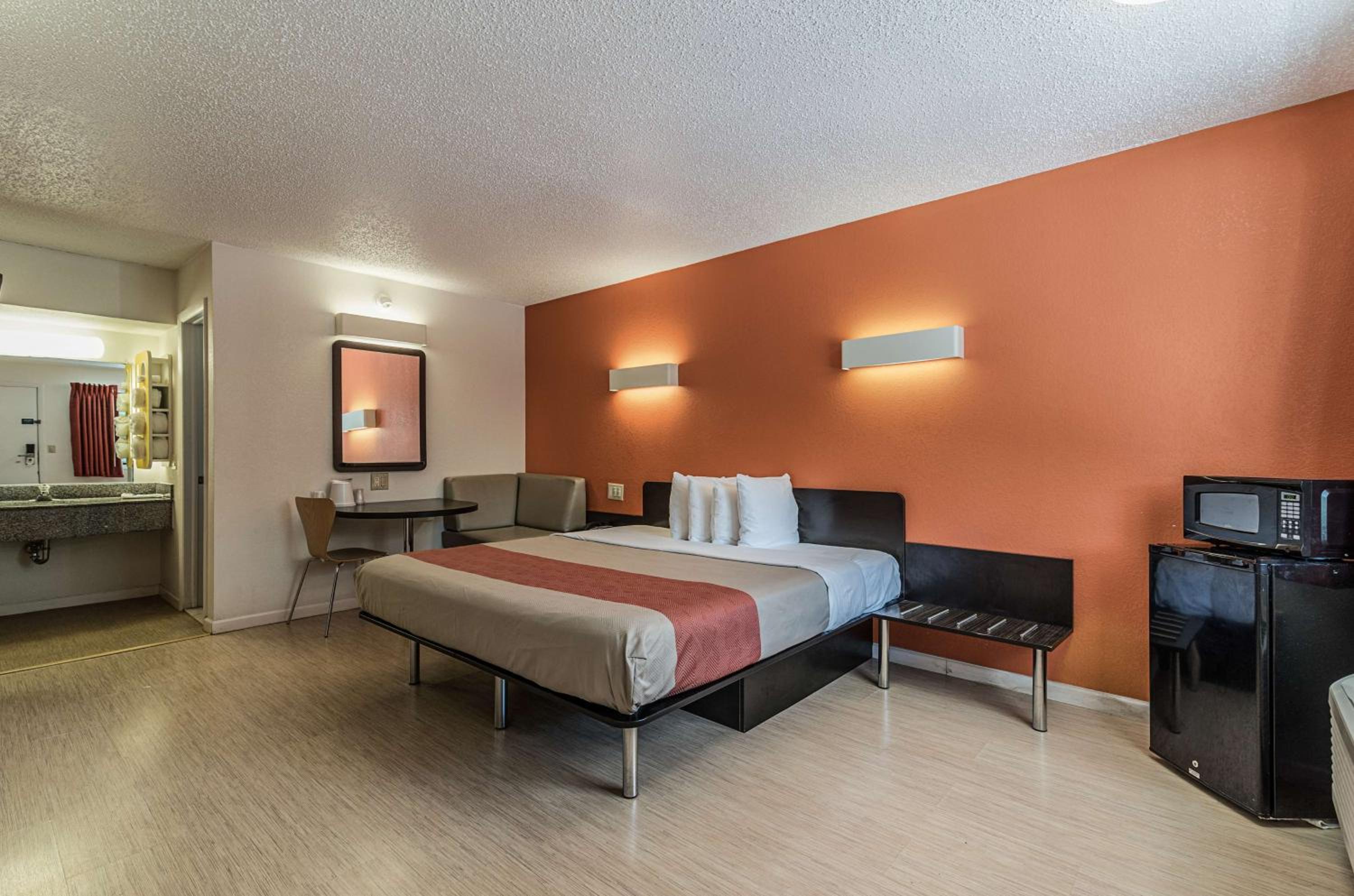 King Room - Non-Smoking - Photo 7
