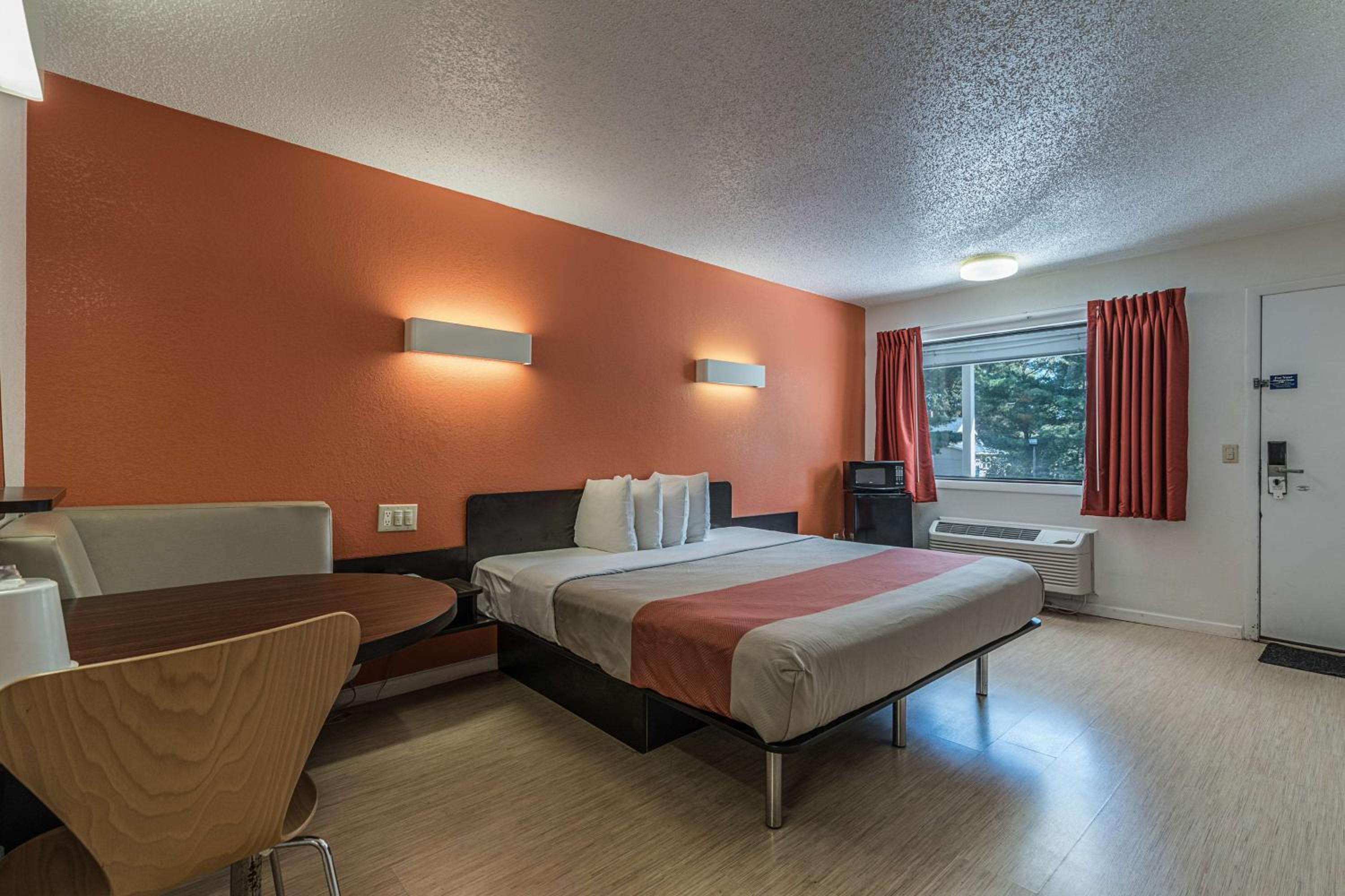 King Room - Non-Smoking - Photo 8