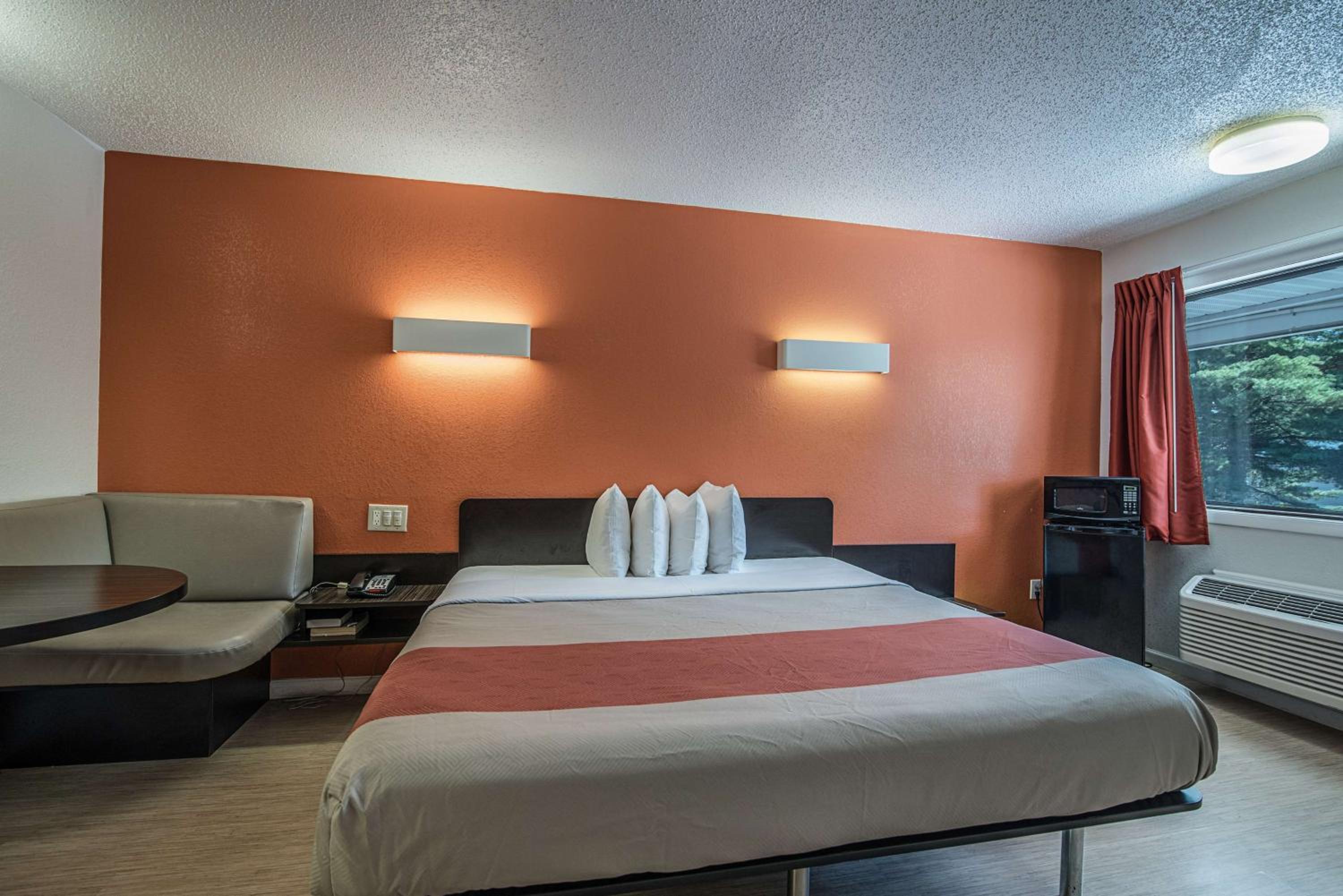 King Room - Non-Smoking - Photo 3