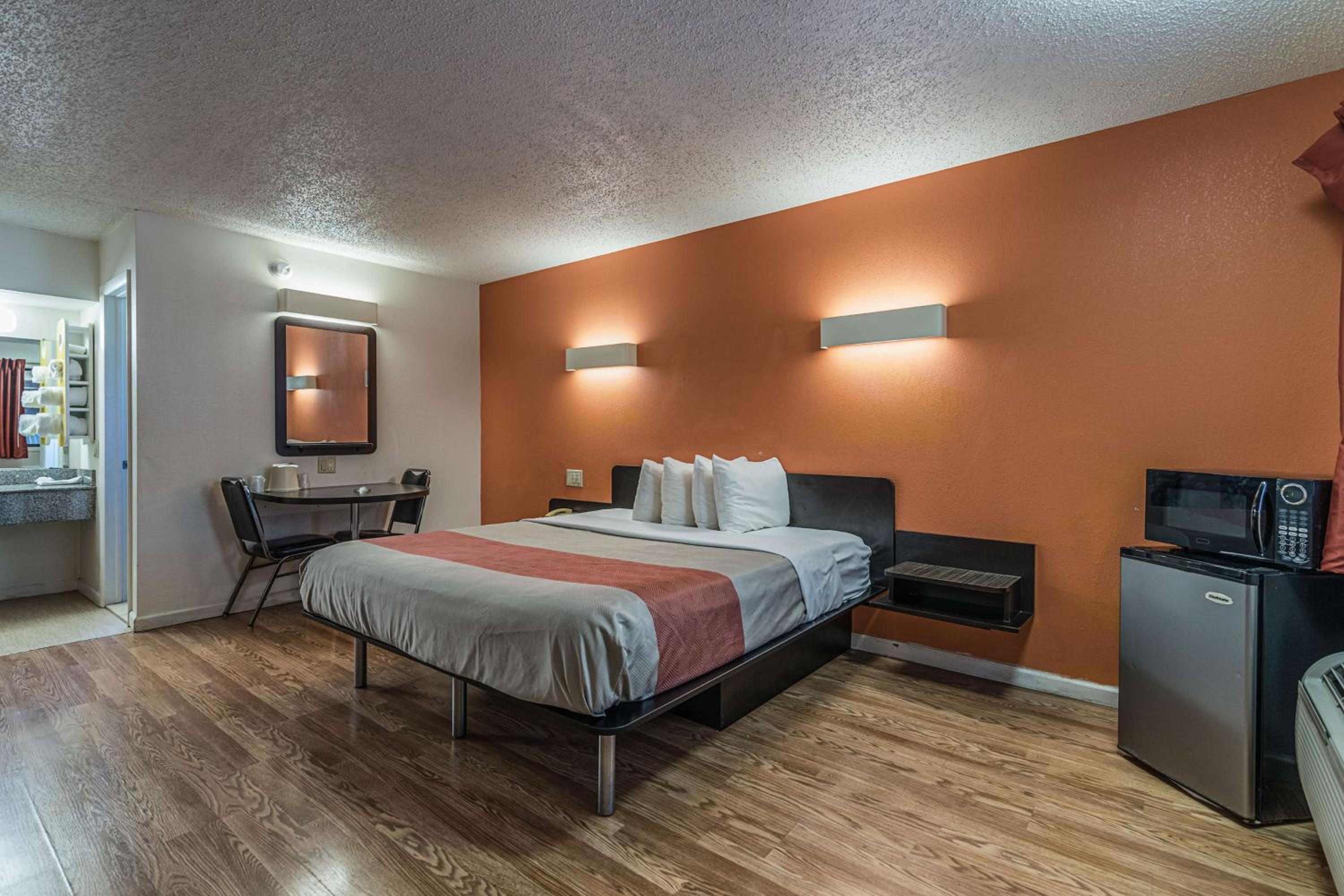 King Room - Non-Smoking - Photo 9
