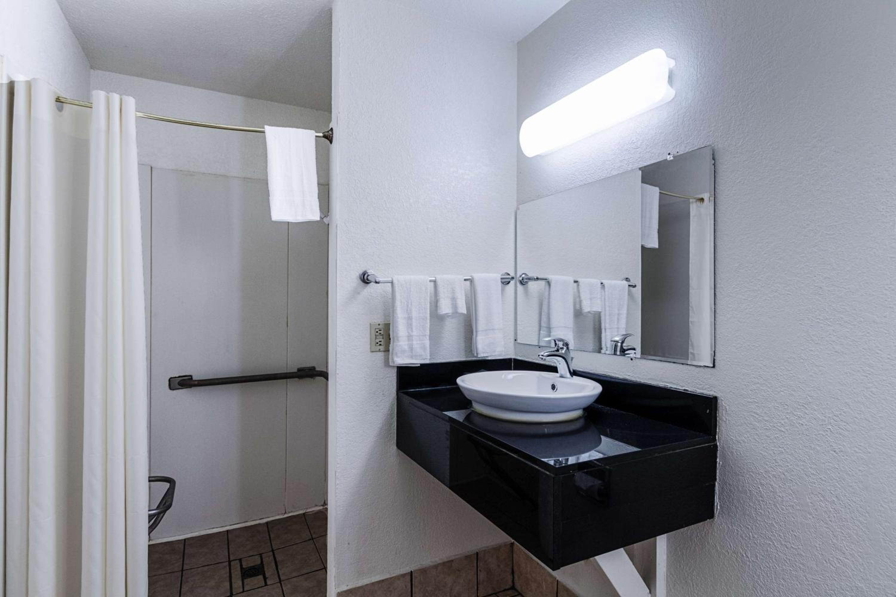 Queen Room - Disability Access - Non-Smoking photo 2