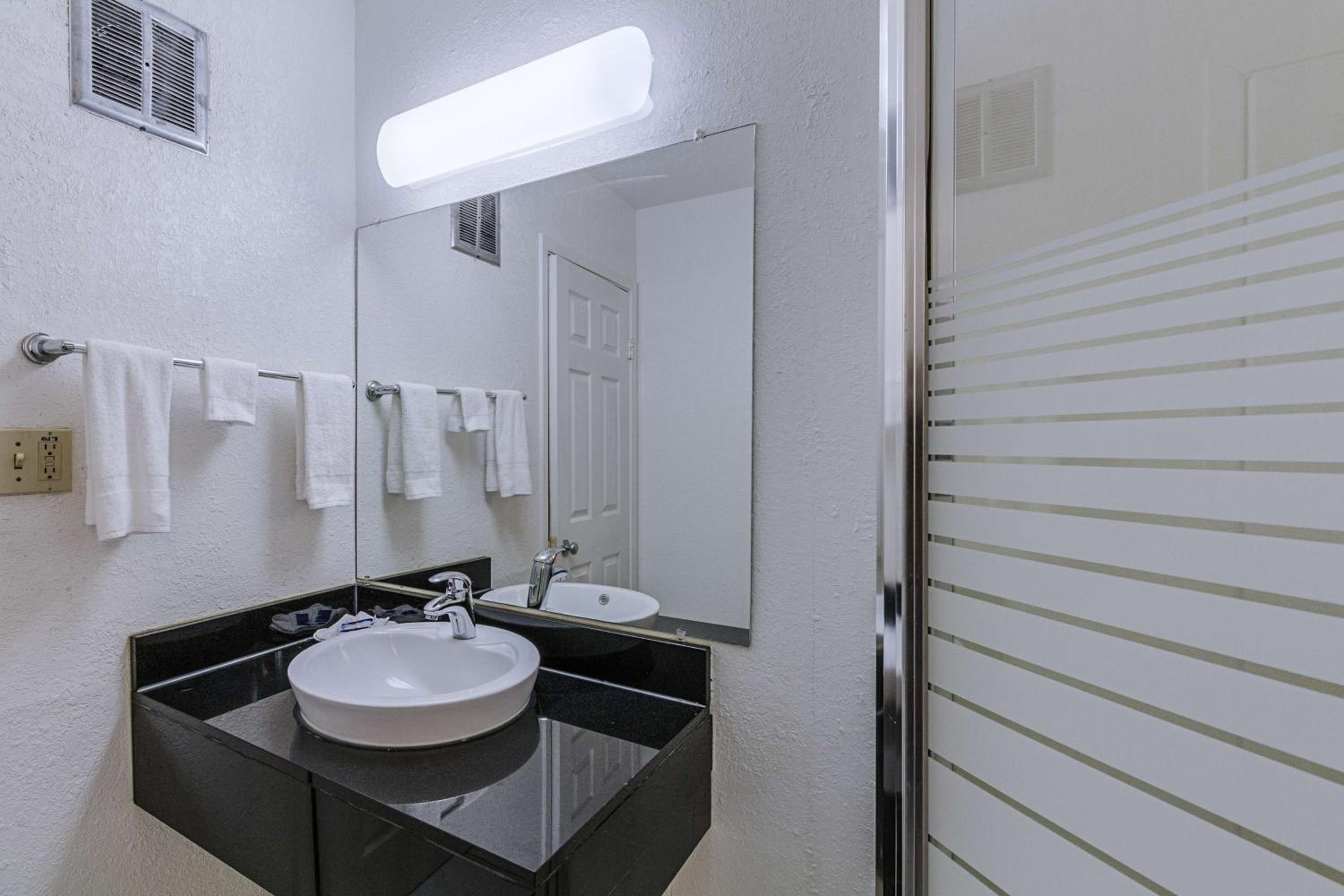 Quadruple Room - Non-Smoking photo 3
