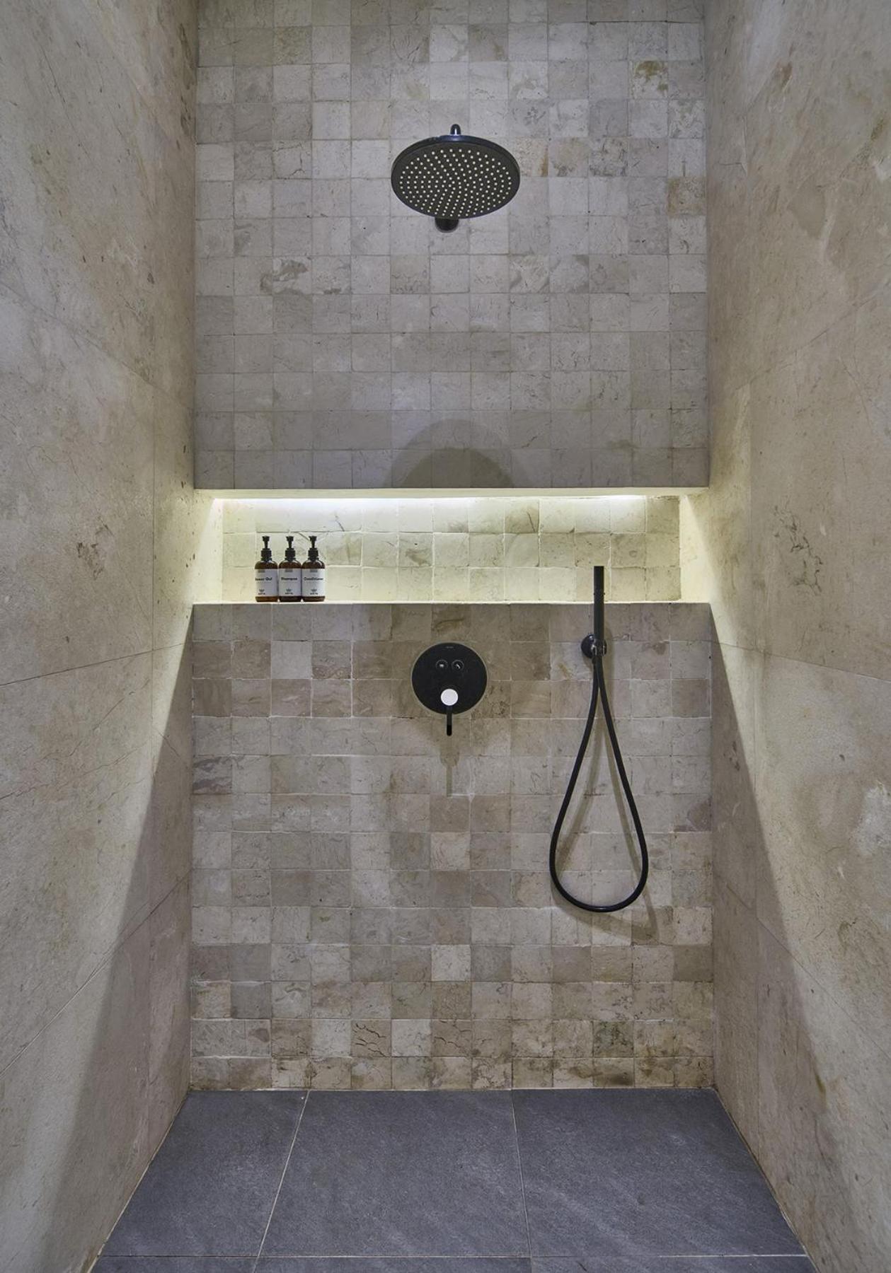 Three-Bedroom Villa Beachfront - Private Pool photo 3
