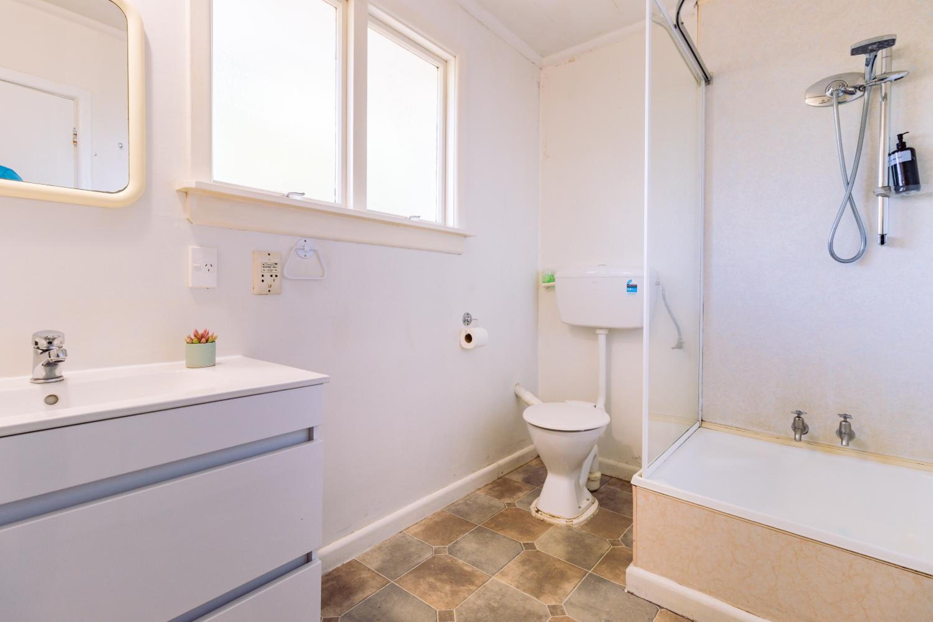 One-Bedroom Suite - Photo 5