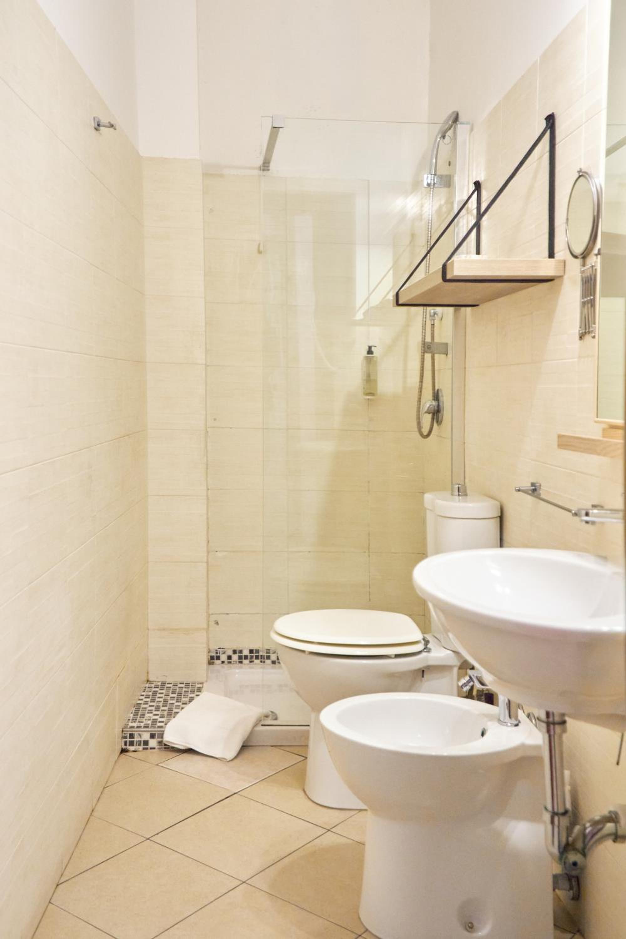 Double Room with Balcony - Photo 7