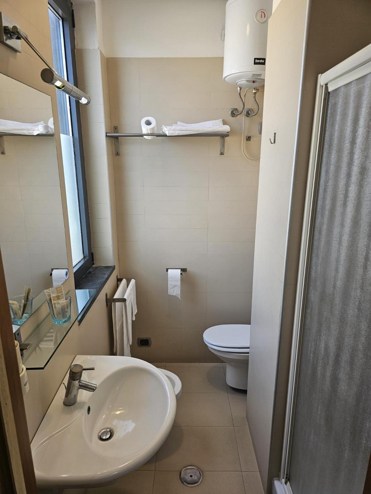 Single Room with Private Bathroom photo 2
