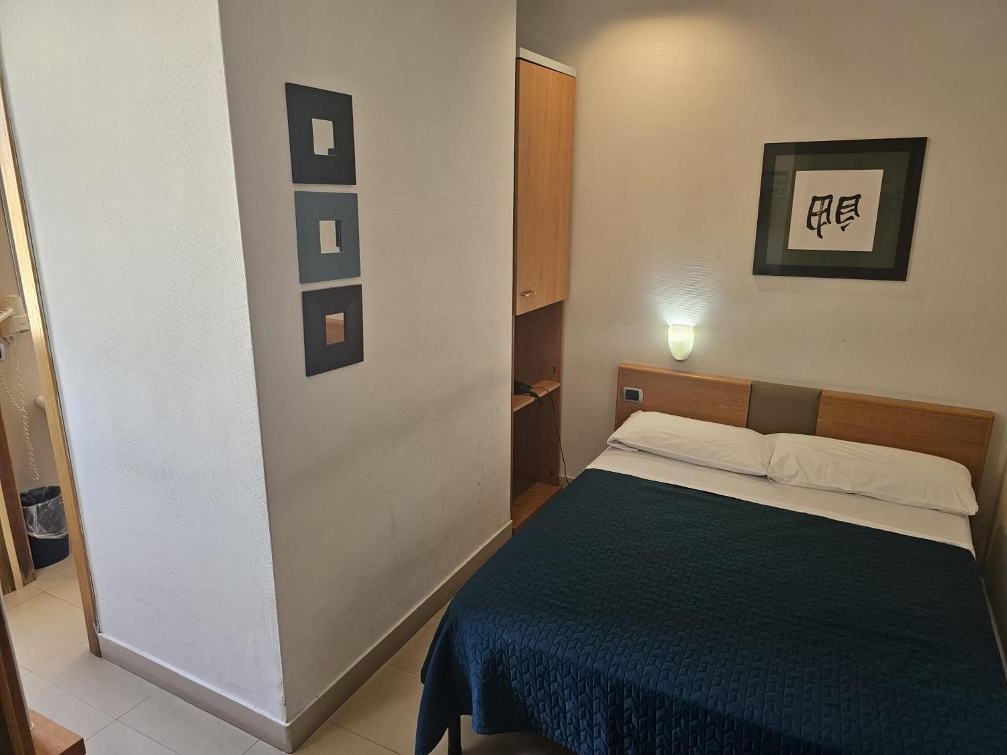 Single Room with Private Bathroom photo 1