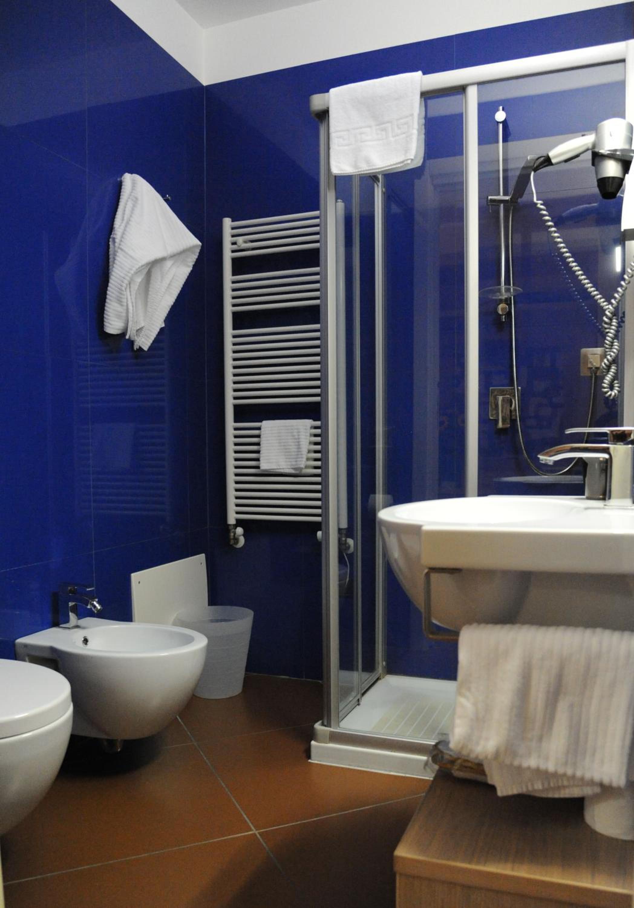 Standard Double or Twin Room - Photo 9
