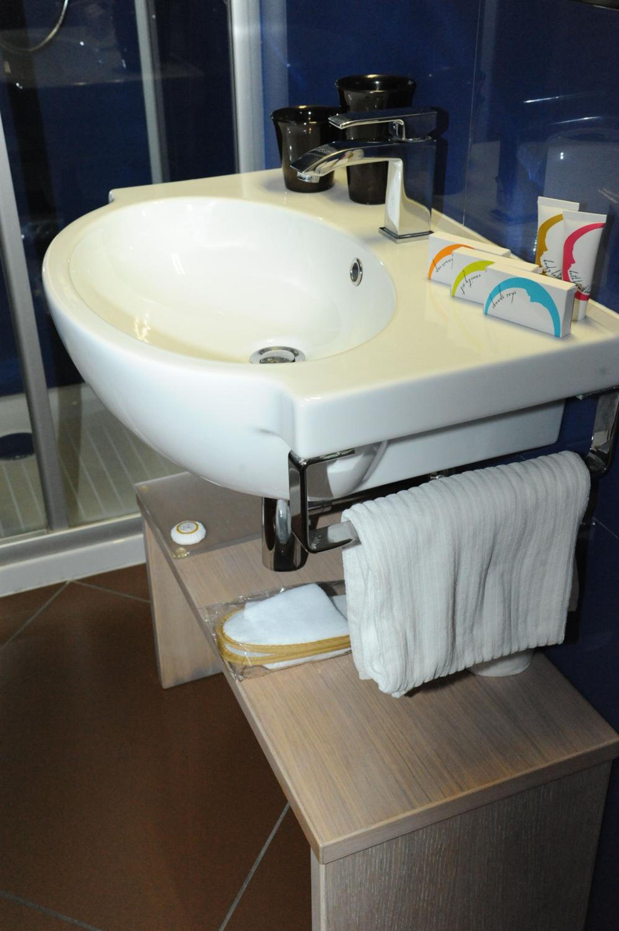 Standard Double or Twin Room - Photo 4