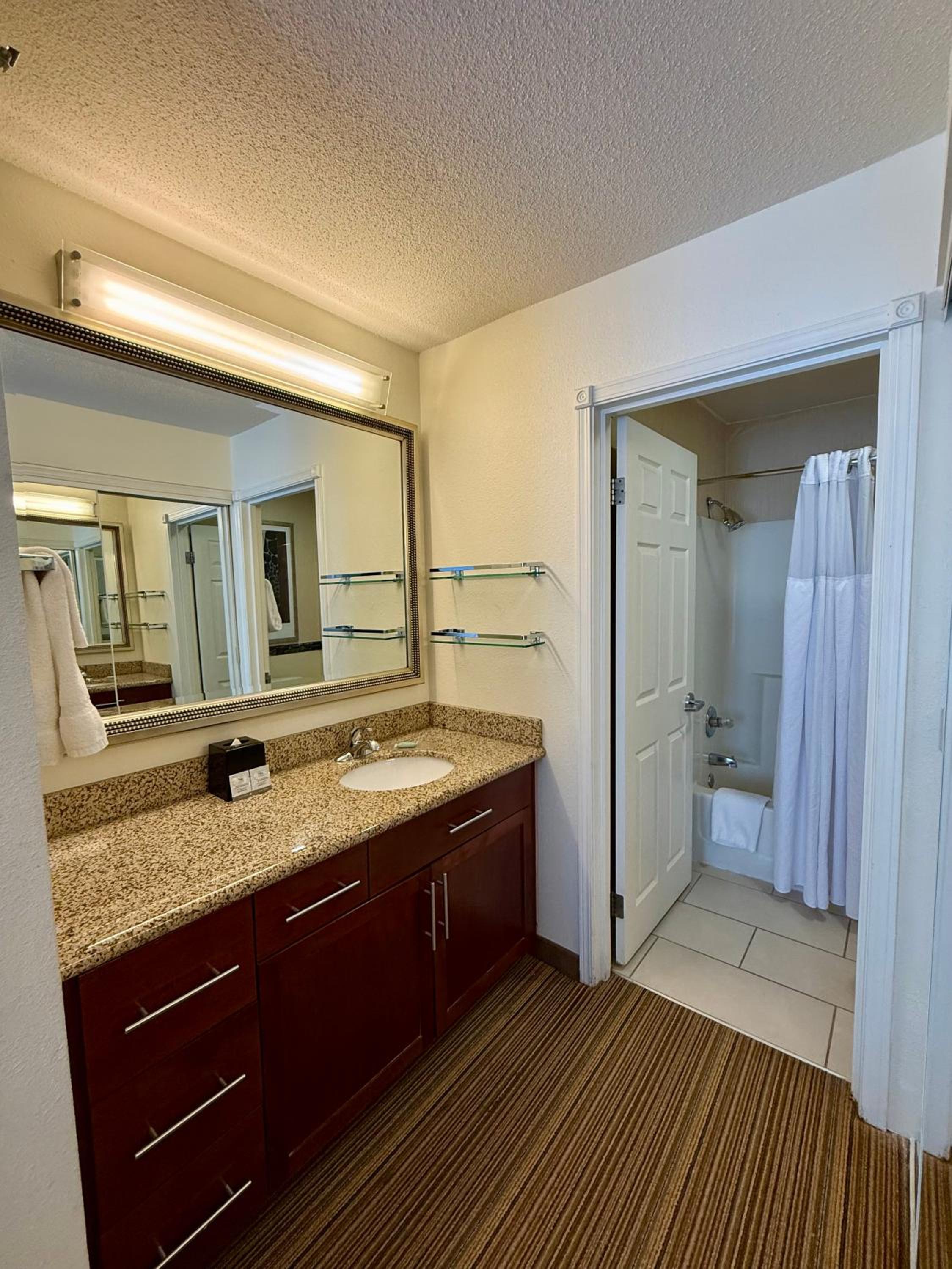 Standard Suite - Photo 4