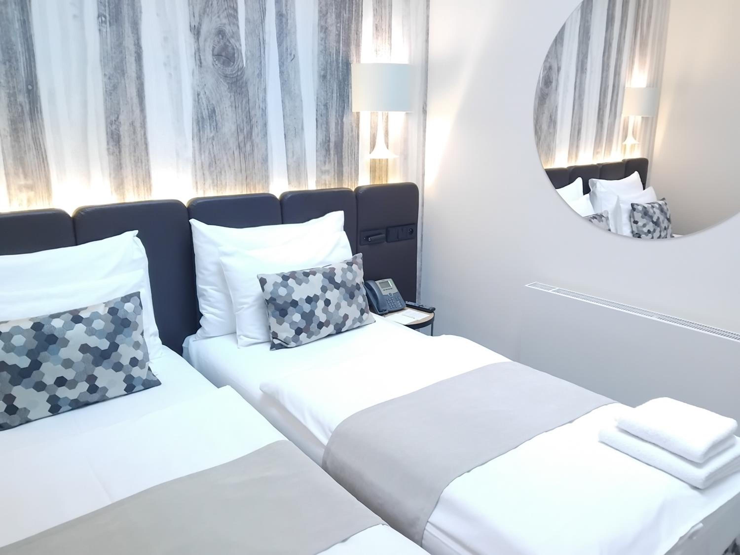 Standard Double or Twin Room - Attic - Photo 7