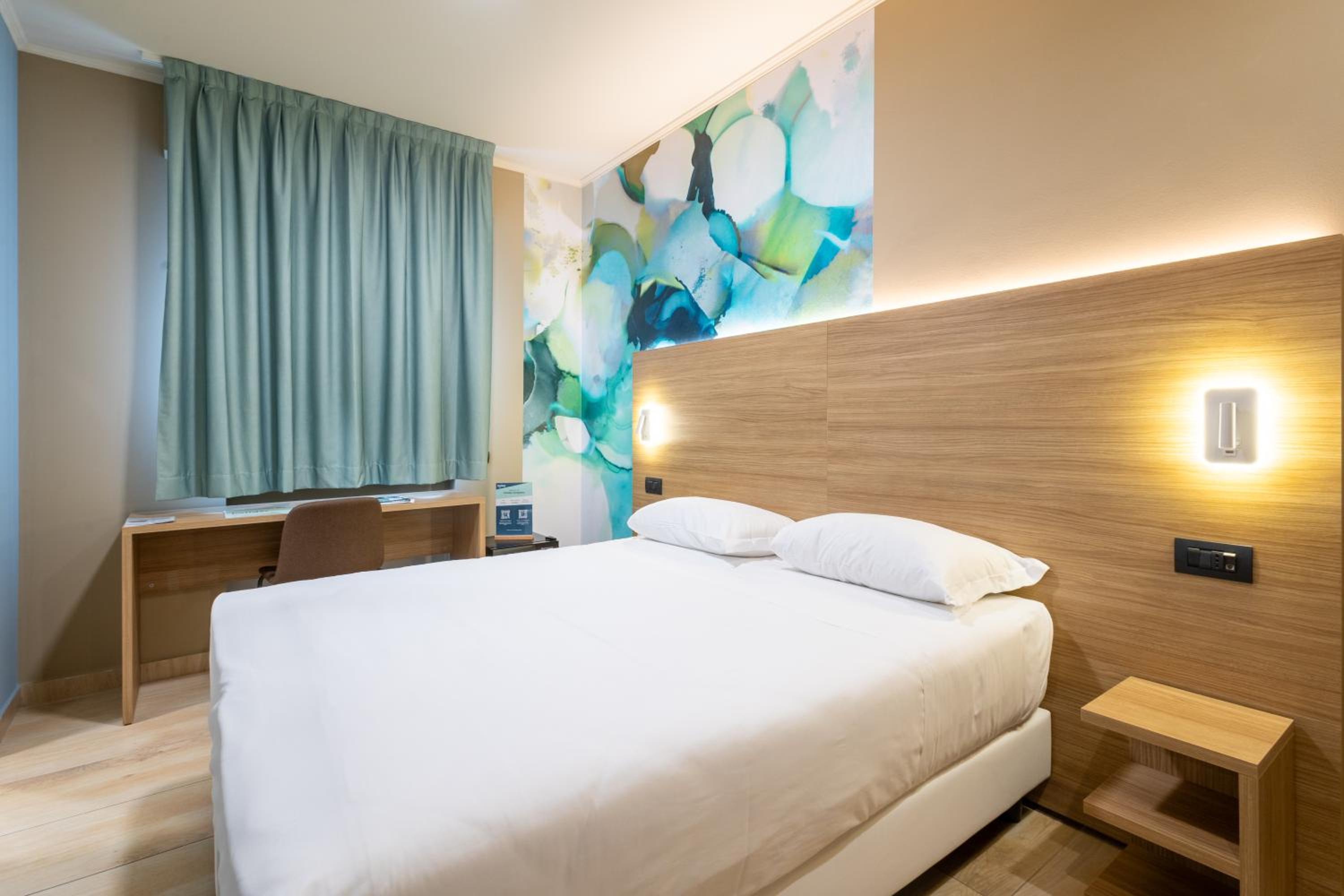 Queen Room - Accessible - Photo 1