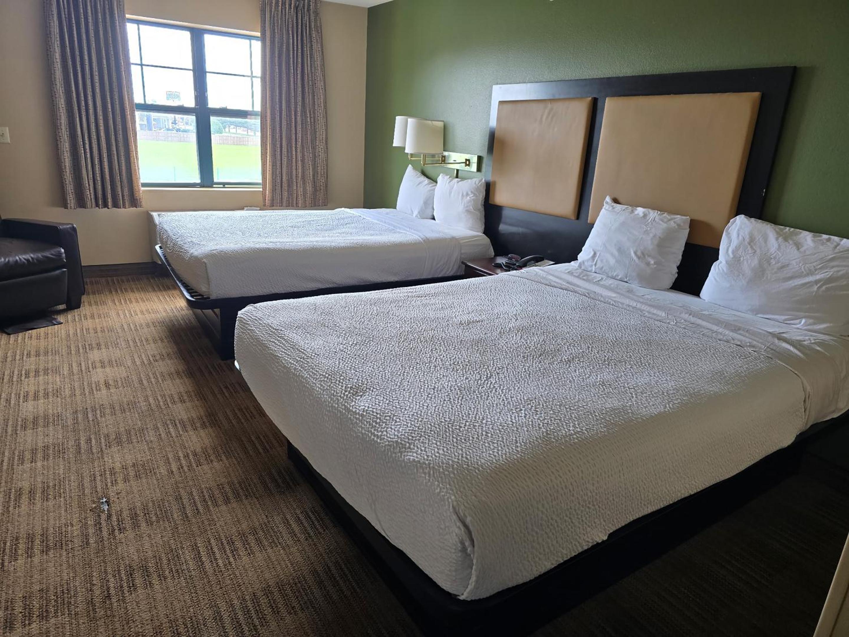 Efficiency Quadruple Room with Two Queen Beds and Tub - Disability Access/Non Smoking - Photo 1