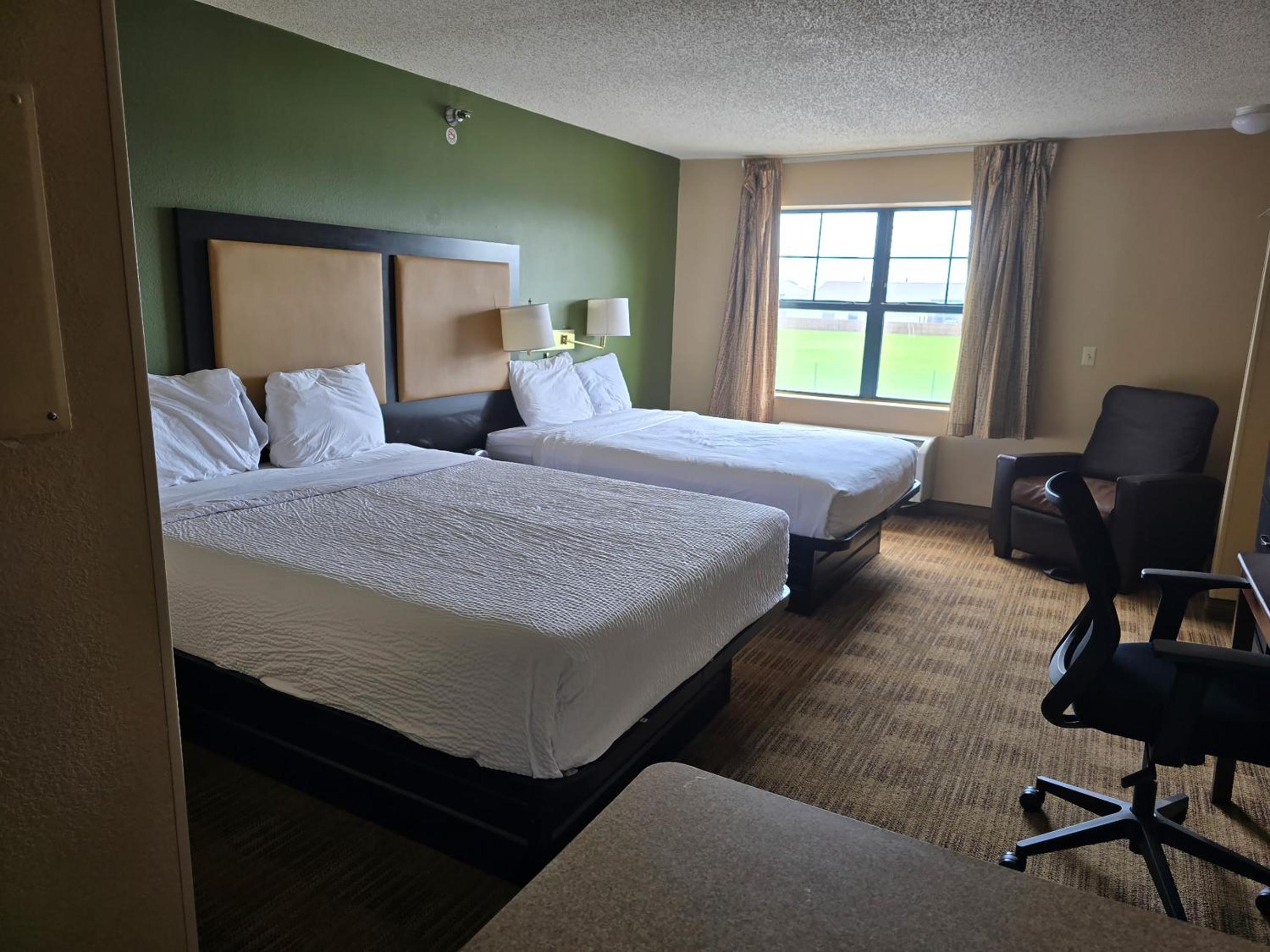Efficiency Quadruple Room with Two Queen Beds and Tub - Disability Access/Non Smoking - Photo 2