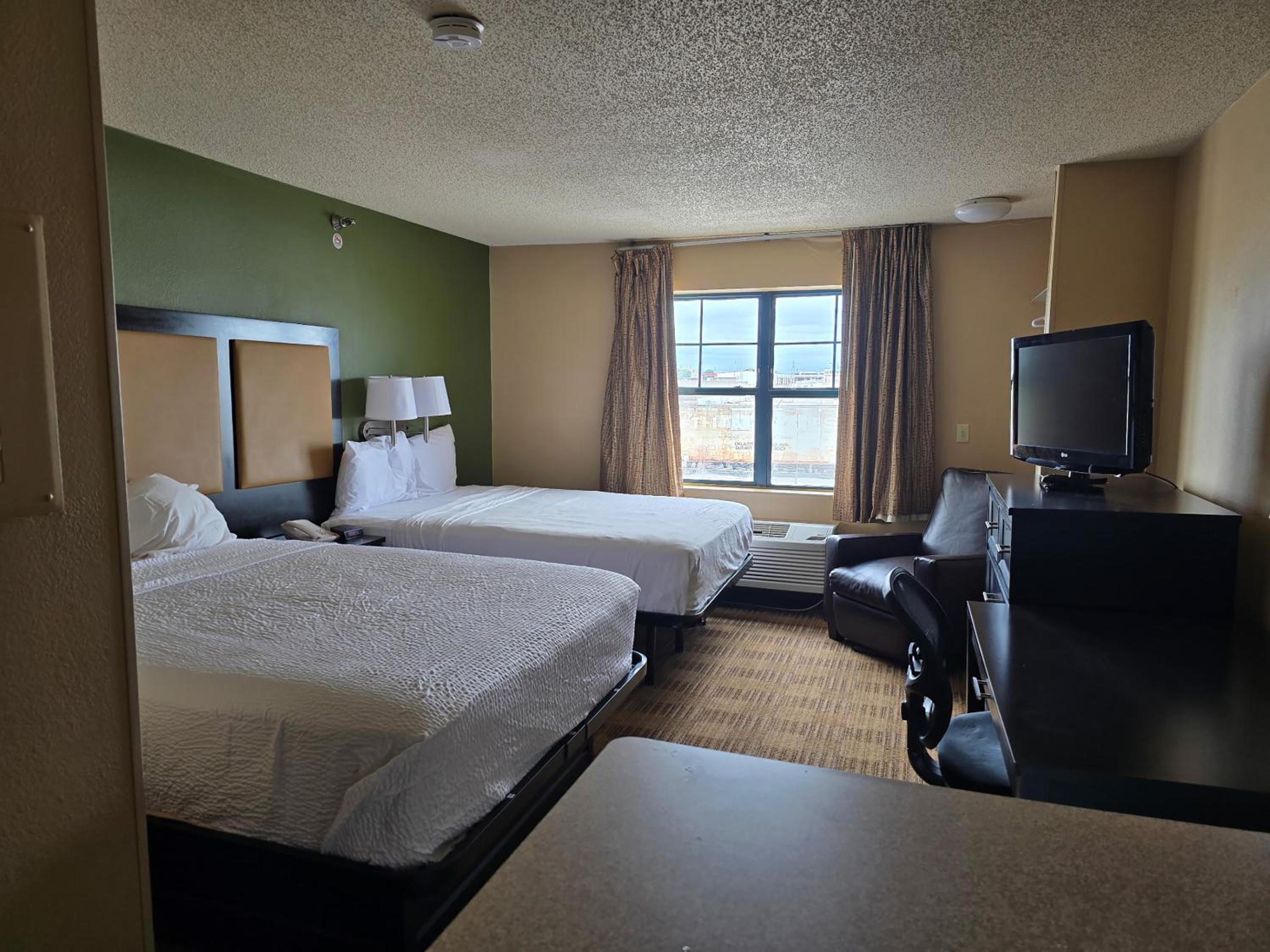 Efficiency Quadruple Room with Two Queen Beds and Tub - Disability Access/Non Smoking - Photo 3