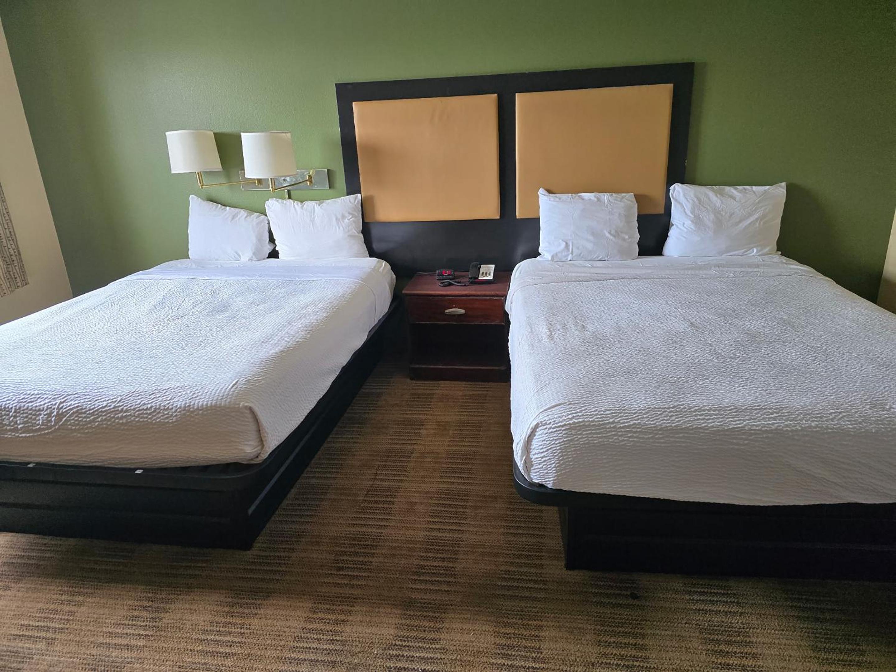 Efficiency Quadruple Room with Two Queen Beds and Tub - Disability Access/Non Smoking - Photo 4
